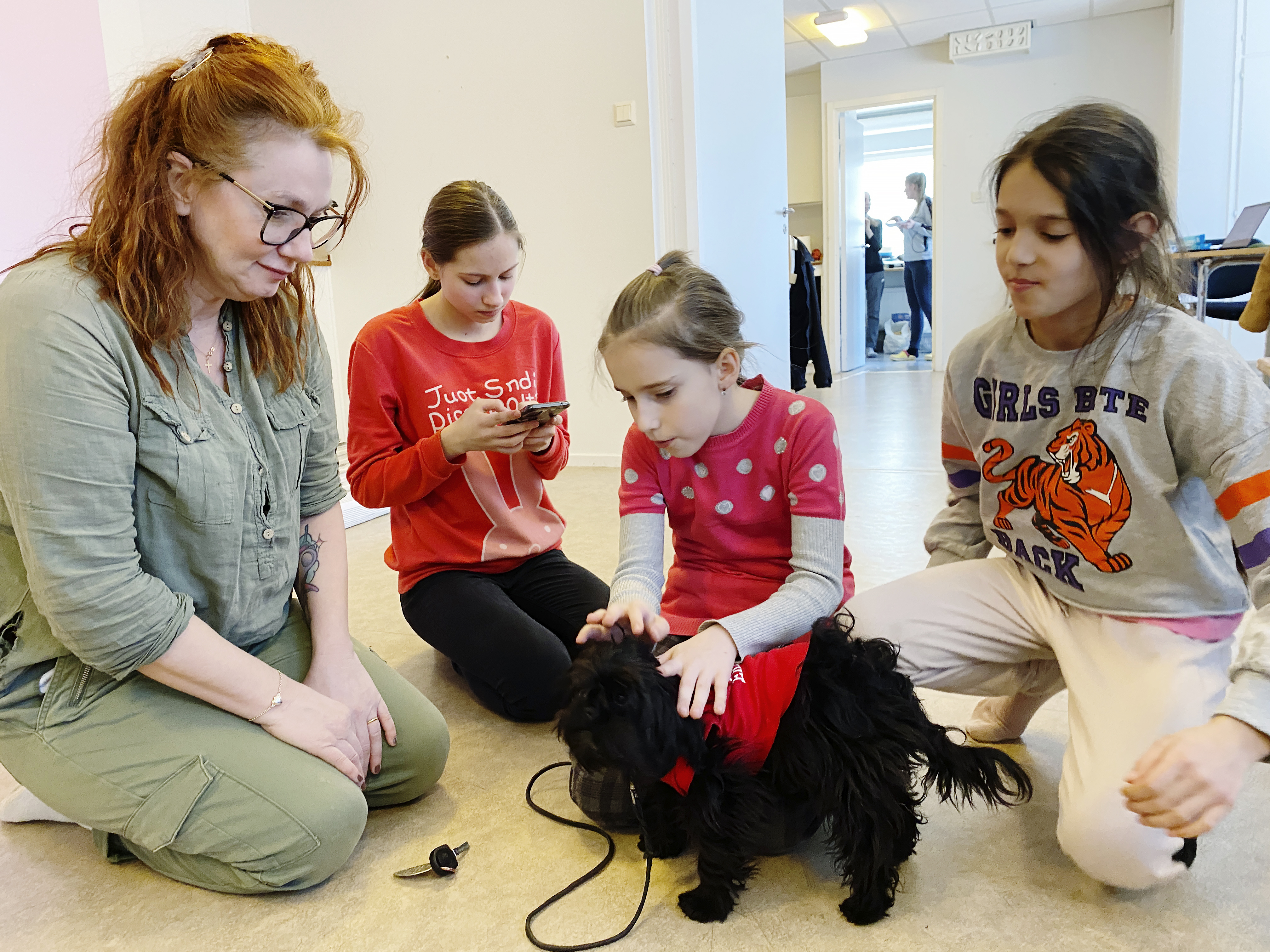 Nina Eriksson har tagit med sig hunden Totte för att barnen ska få leka med honom. Hon ger dem hundgodis som de får mata honom med, och lära honom att göra olika trix.