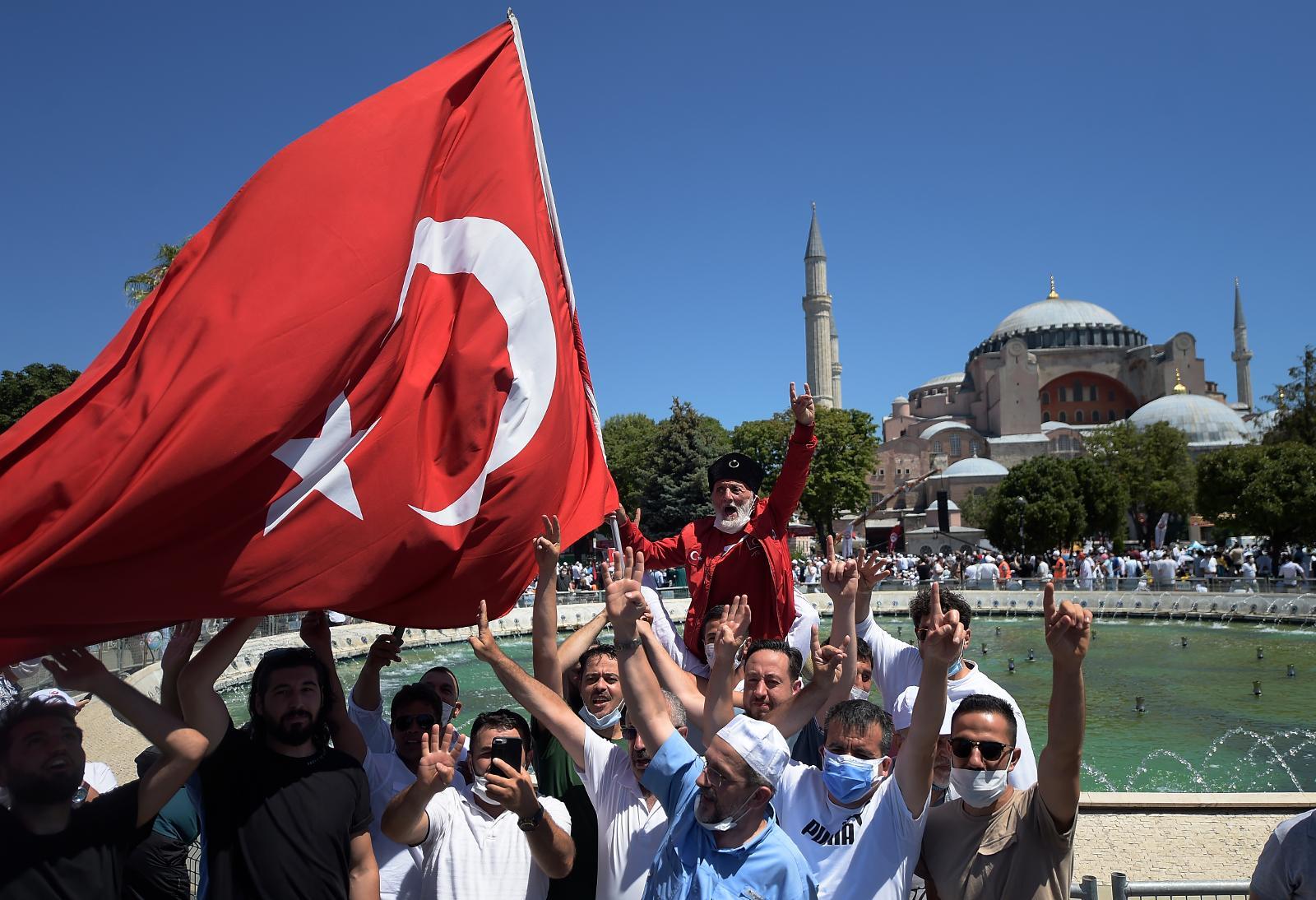 Fredagsbön i Hagia Sofia samlade tusentals