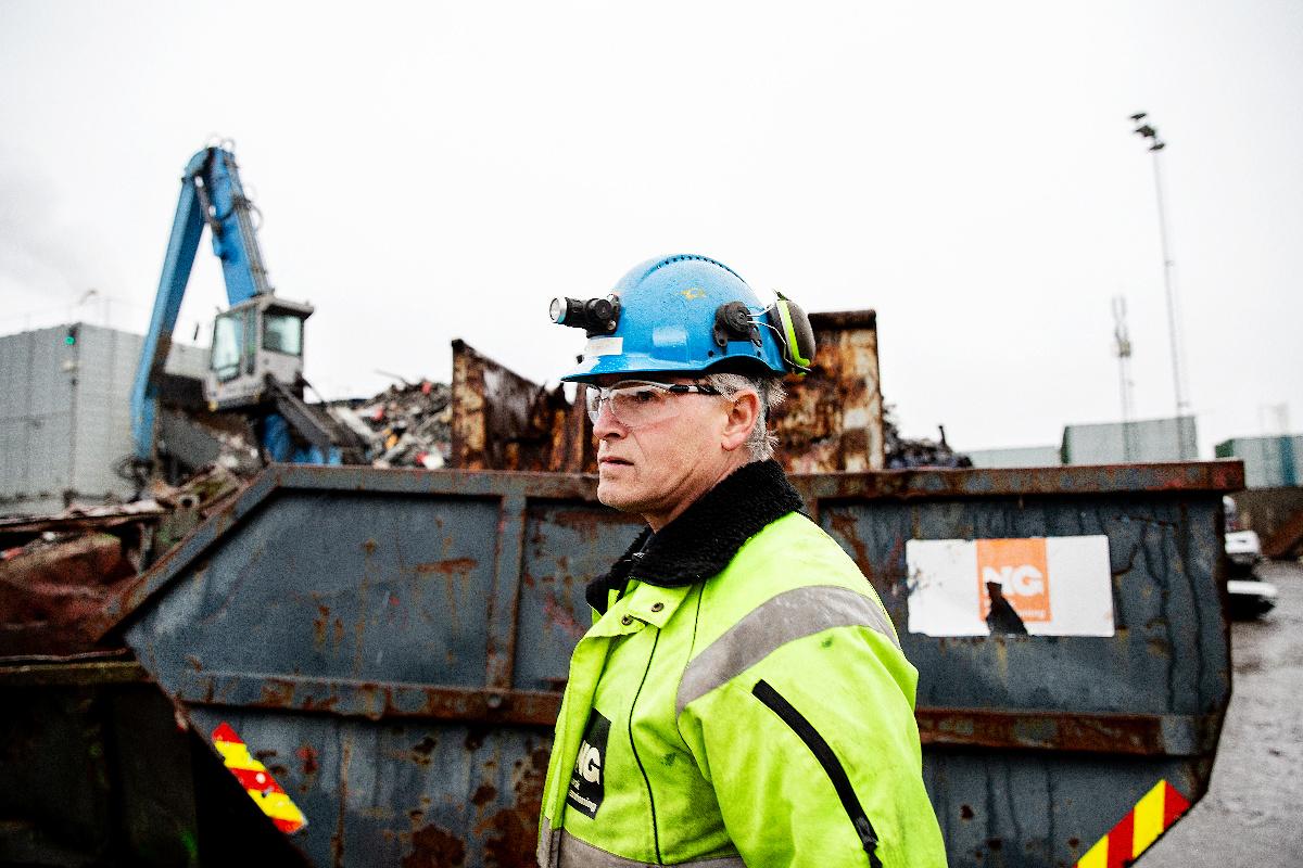 Fabrikksjef Jan Martin Rasmussen forteller at de jobber med å utvilke metoder for gjenvinne mer av plasten på avfallet de får inn.