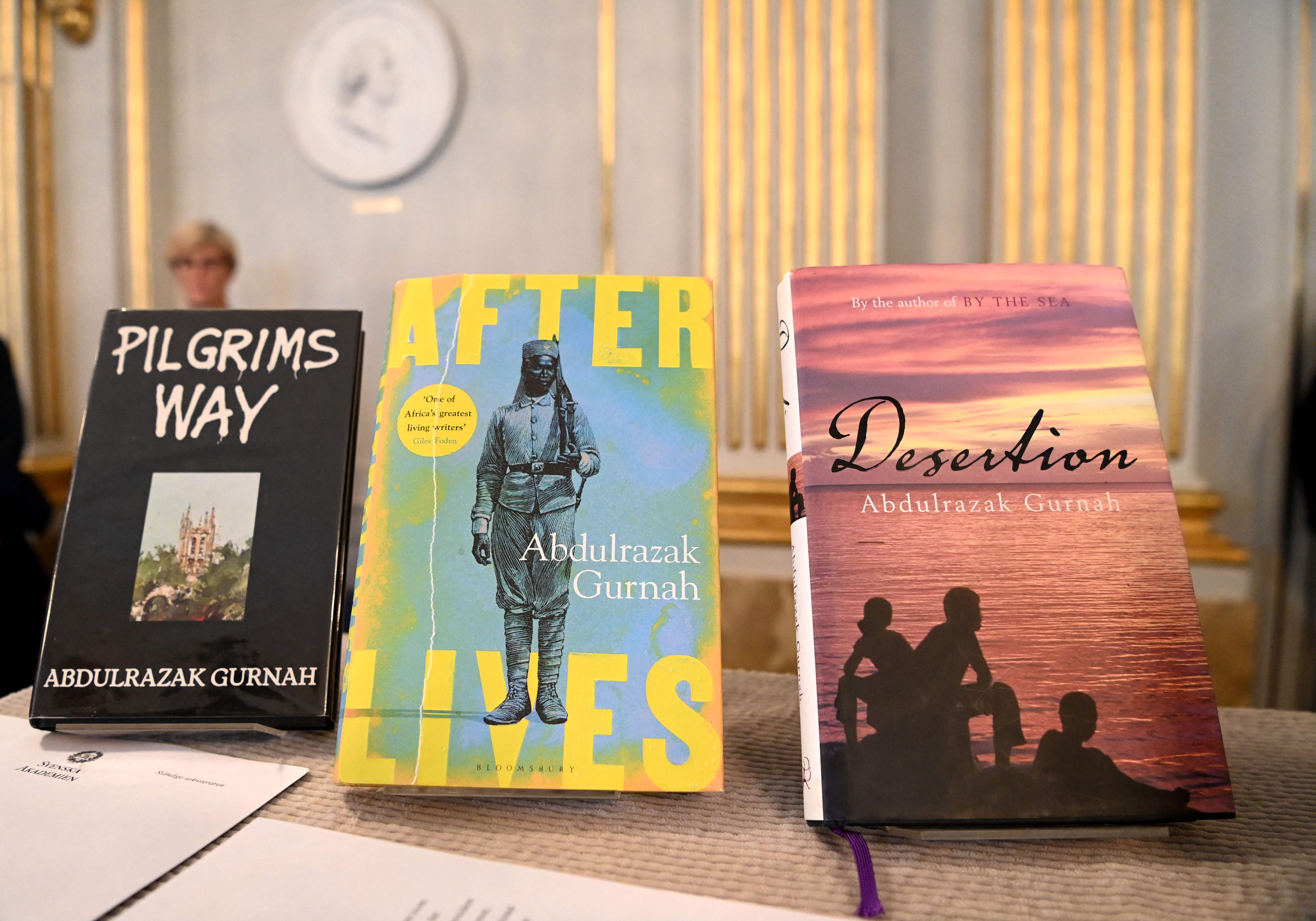 Noen av Abdulrazak Gurnahs bøker på utstilling hos Svenske Akademiet.