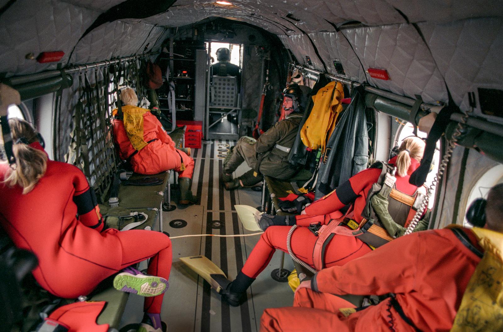 Grodmän från räddningspersonalen på svenska marinens helikopter i samband med räddningsaktionen för att bärga passagerare från M/S Estonia.
