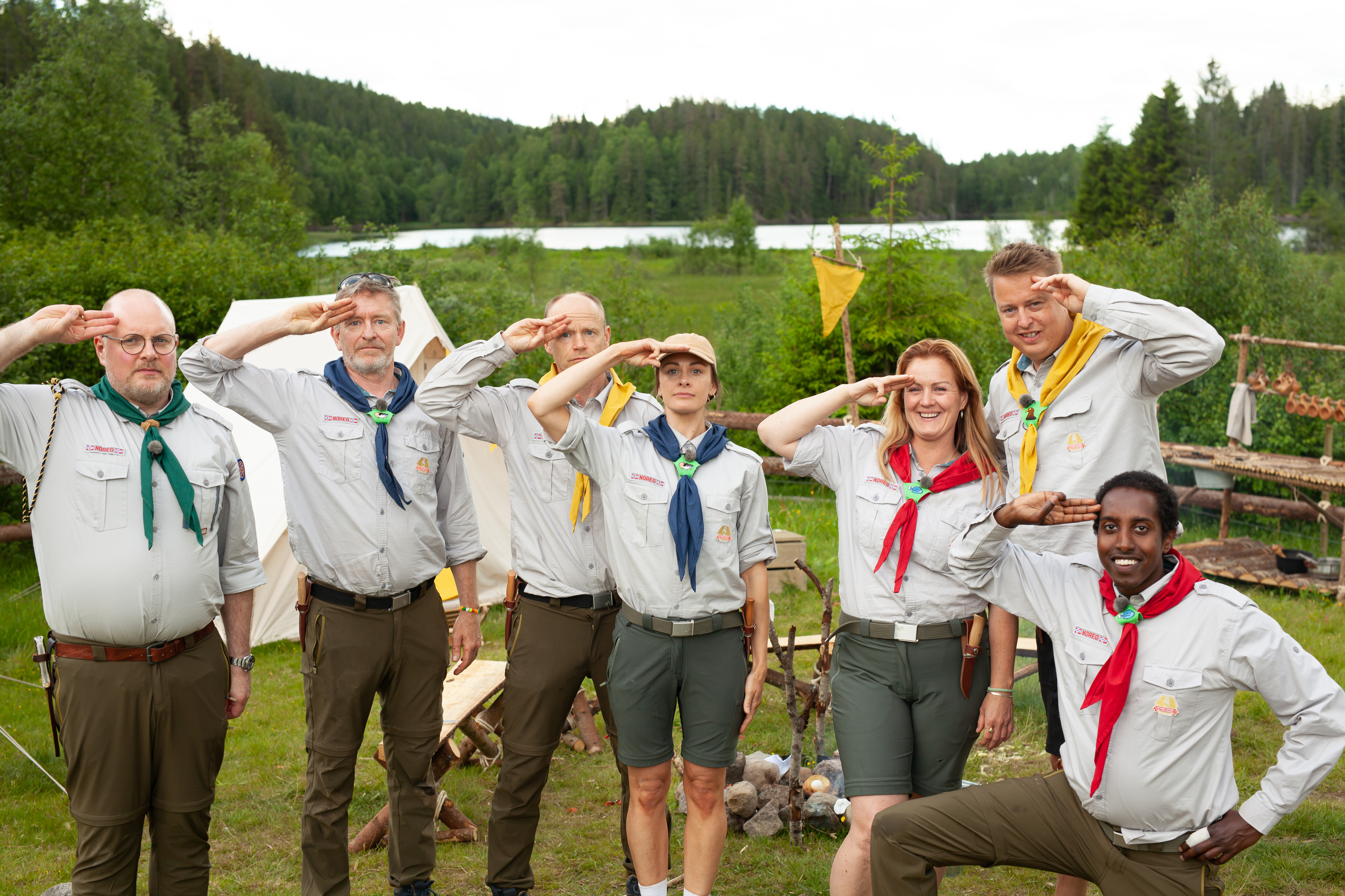 Programleder Steinar Sagen (f.v.) med deltakerne i «Alltid beredt»: Henrik Mestad, Harald Eia, Jenny Skavlan, Siri Kristiansen, Henrik Fladseth og Ahmed Mamow.