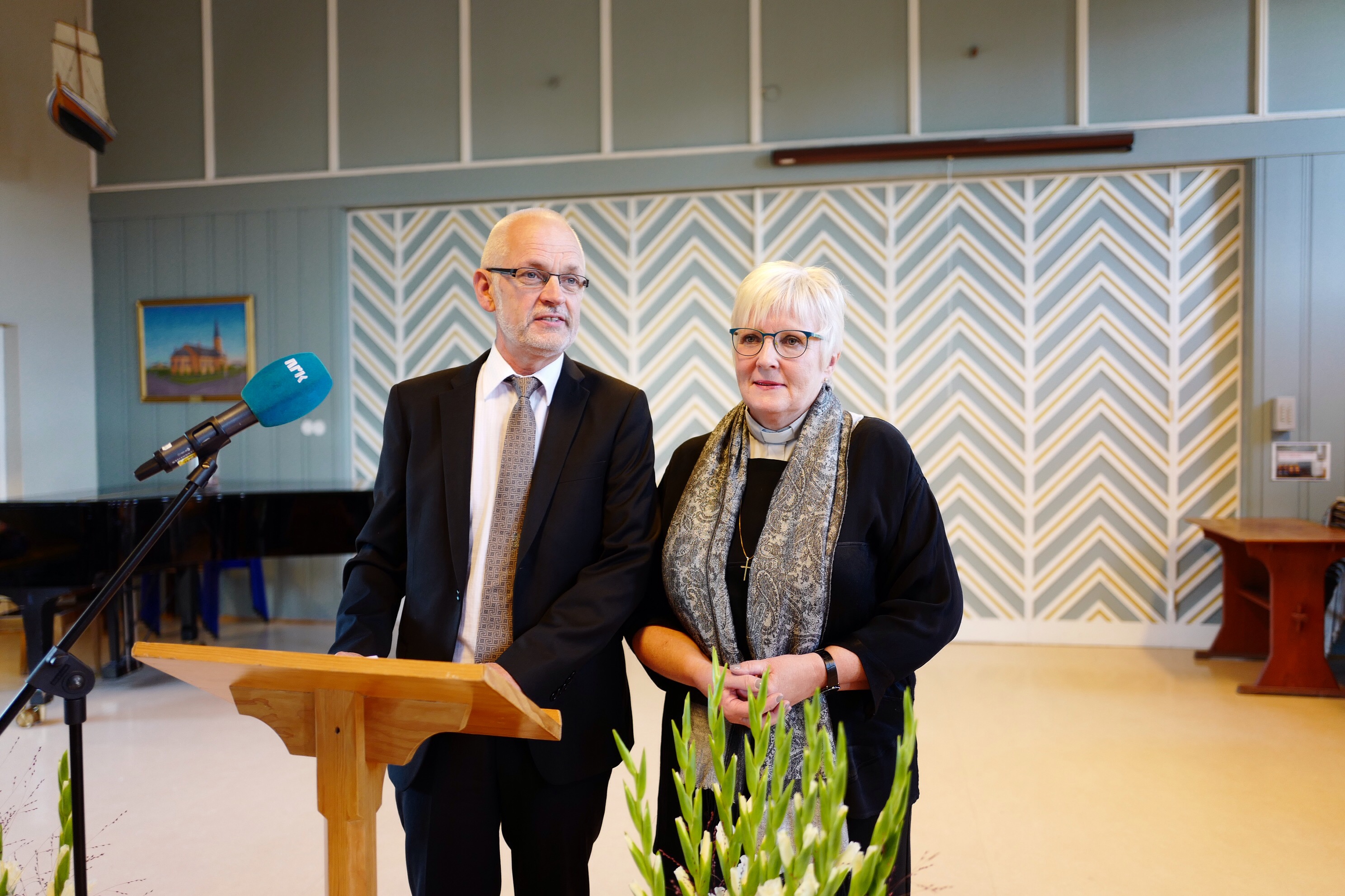 Ann-Helen Fjeldstad Jusnes (58) er ny biskop i Sør-Hålogaland. Her blir hun presentert av Kirkerådets leder, Svein Arne Lindø.