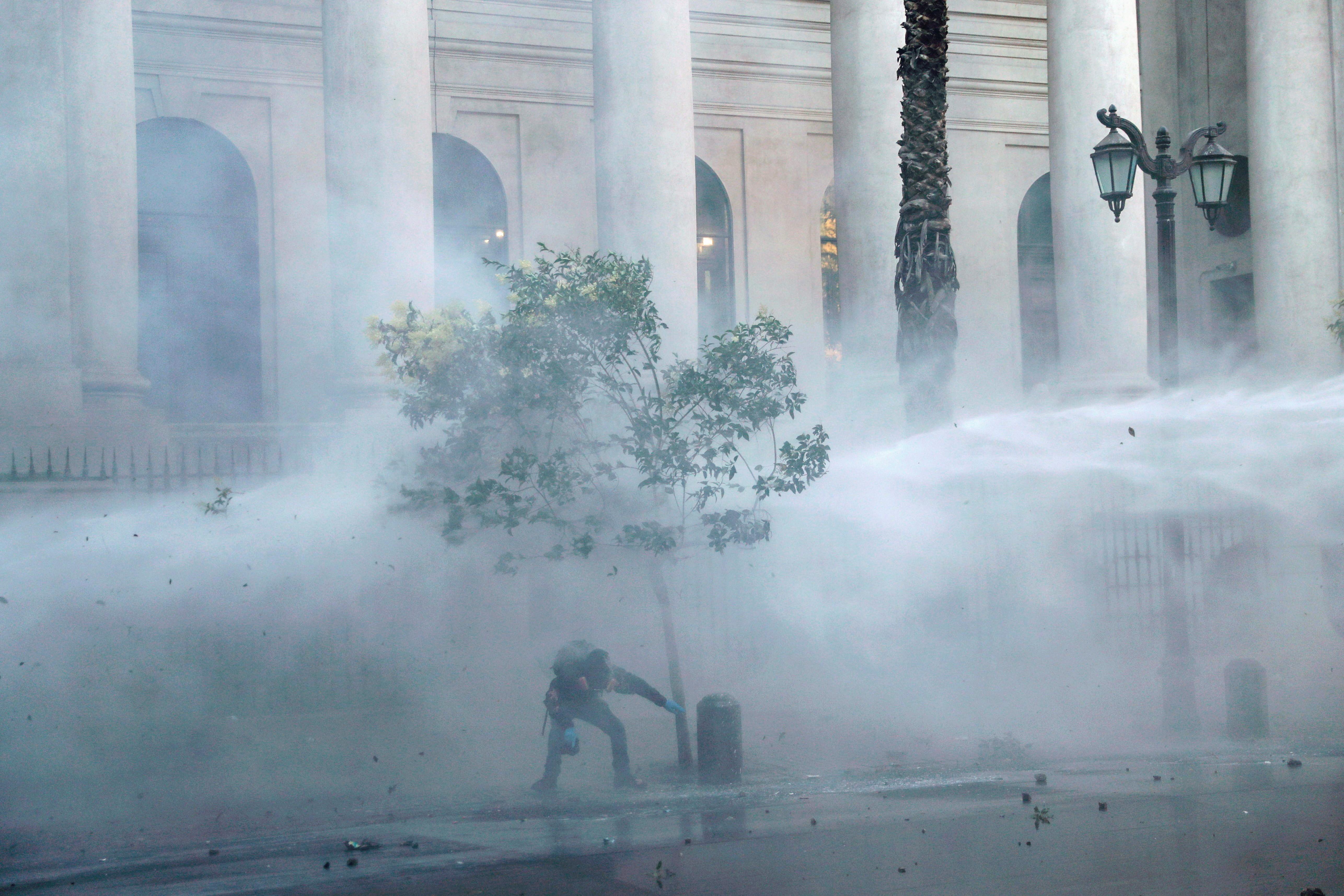 A jet of water is released during a protest against Chile's government in Santiago, Chile December 18, 2020. REUTERS/Ivan Alvarado     TPX IMAGES OF THE DAY