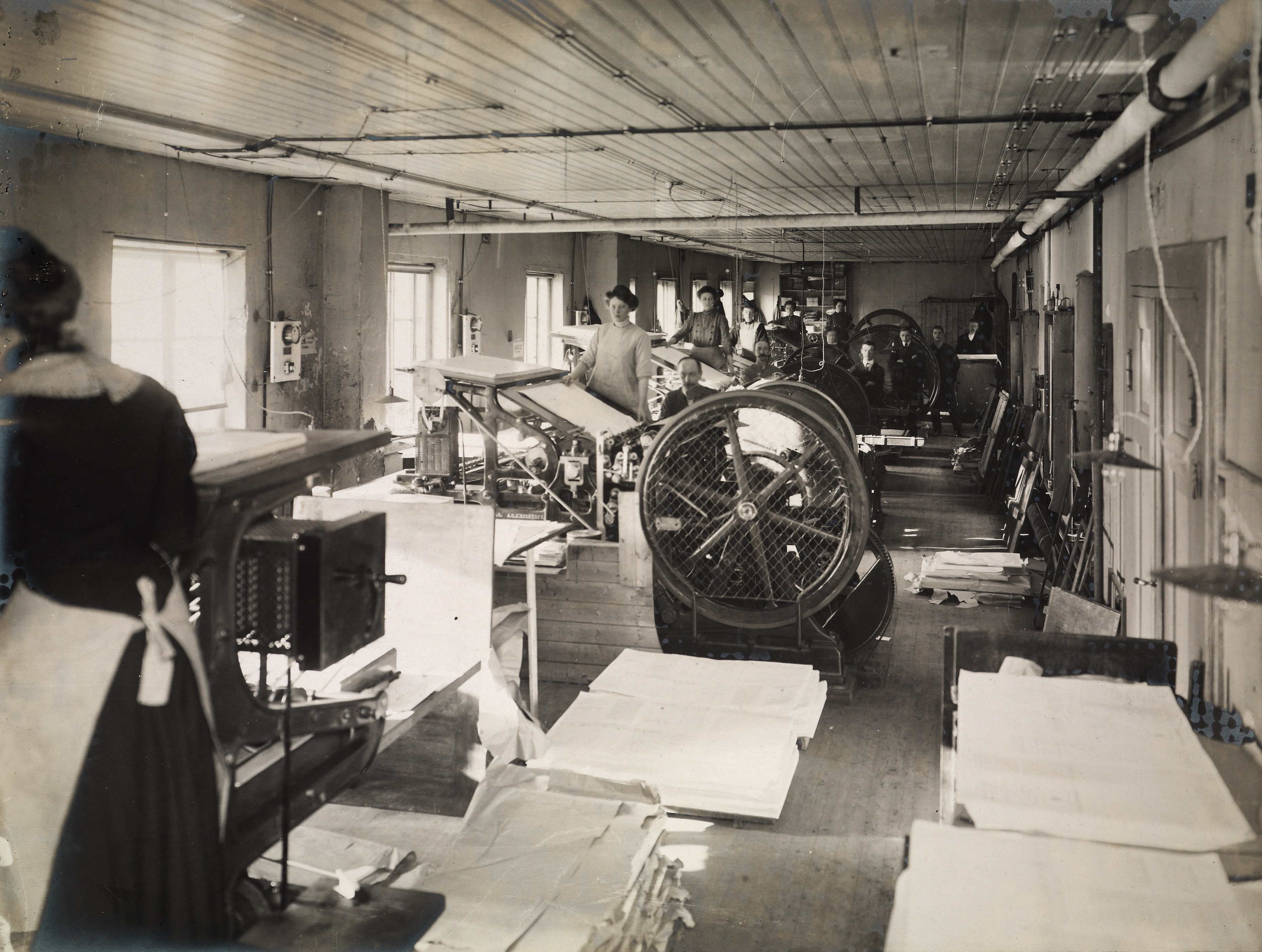 Påleggersker og trykkere ved Steenske bogtrykkeri og forlag i 1910.