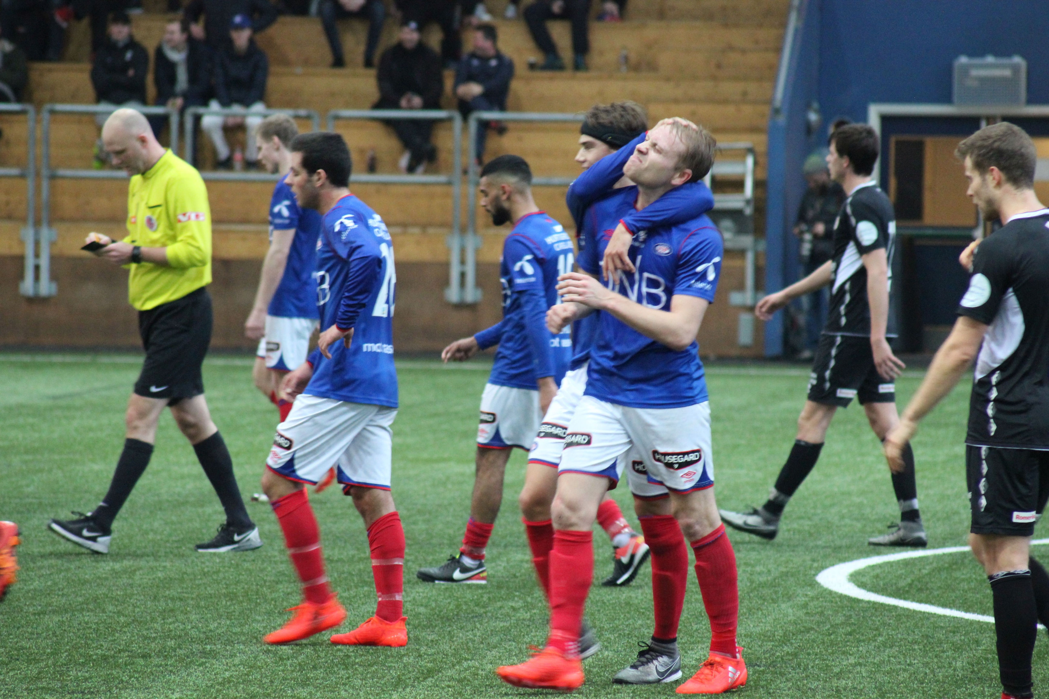 Henrik Kjeldsrud Johansen scoret to og sørget med det for at Vålerenga til slutt gikk seirende ut av kampen mot Strømmen. Her gratuleres han av Markus Nakkim etter 3-2-målet.