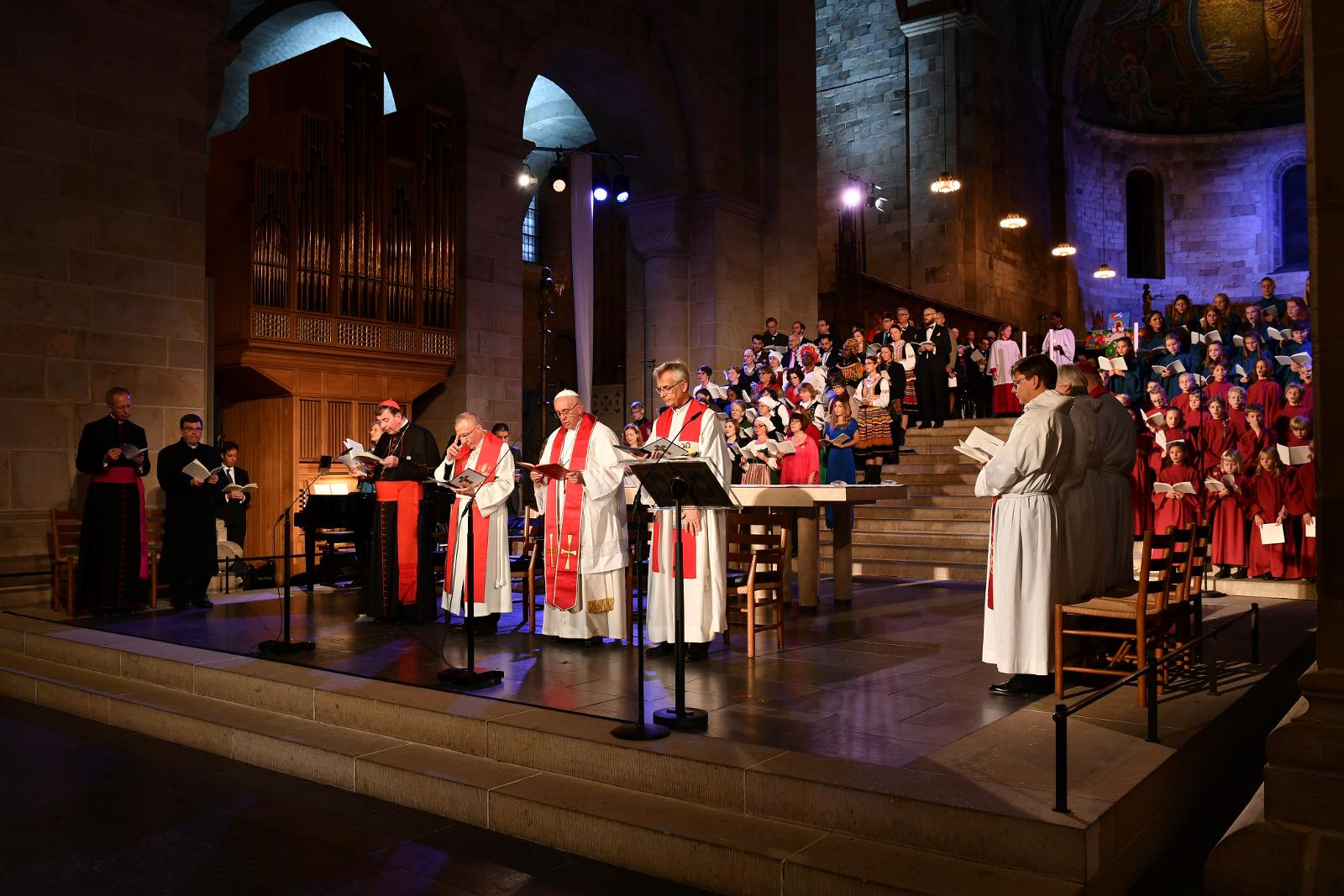 På plats i domkyrkan i Lund fanns, förutom kungapar och påvens följe också de svenska frikyrkoledarna.