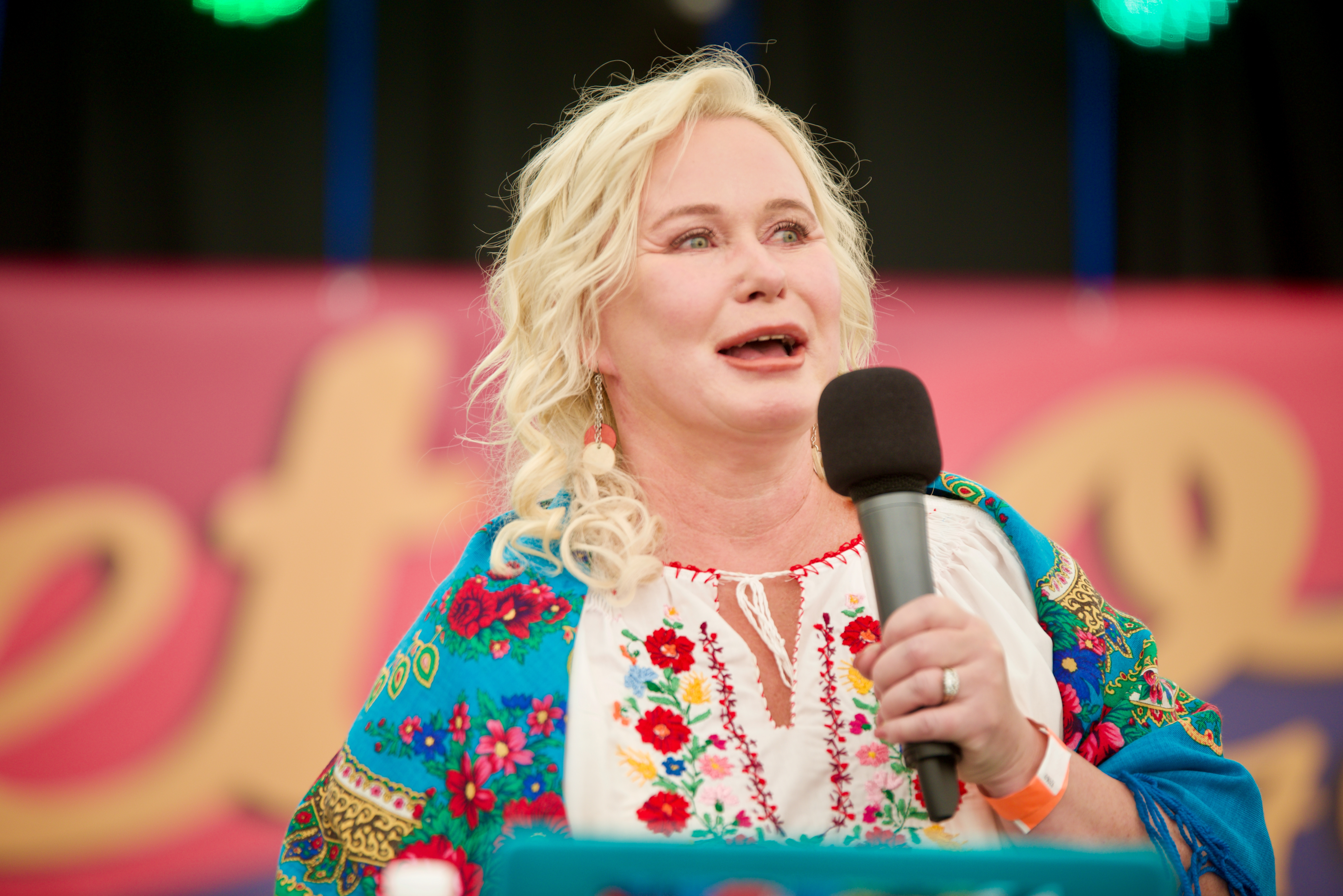 Heidi McKendrick är professor och psykoterapeut som sedan 2000 också undervisat teologistuderande på finska pingströrelsens bibelskola. Hon höll föredrag på nostalgikonferensen som kunde ta emot 750 deltagare i stora tält.