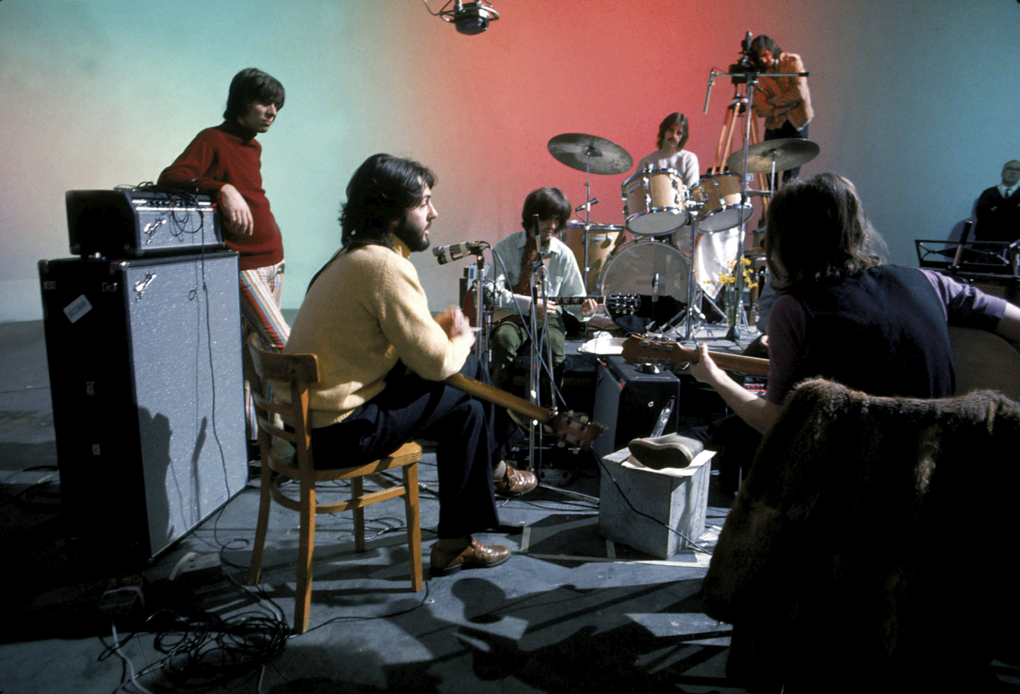 The Beatles i et kaldt filmstudio i Twickenham, der de holdt på å bli oppløst et år før tiden.
