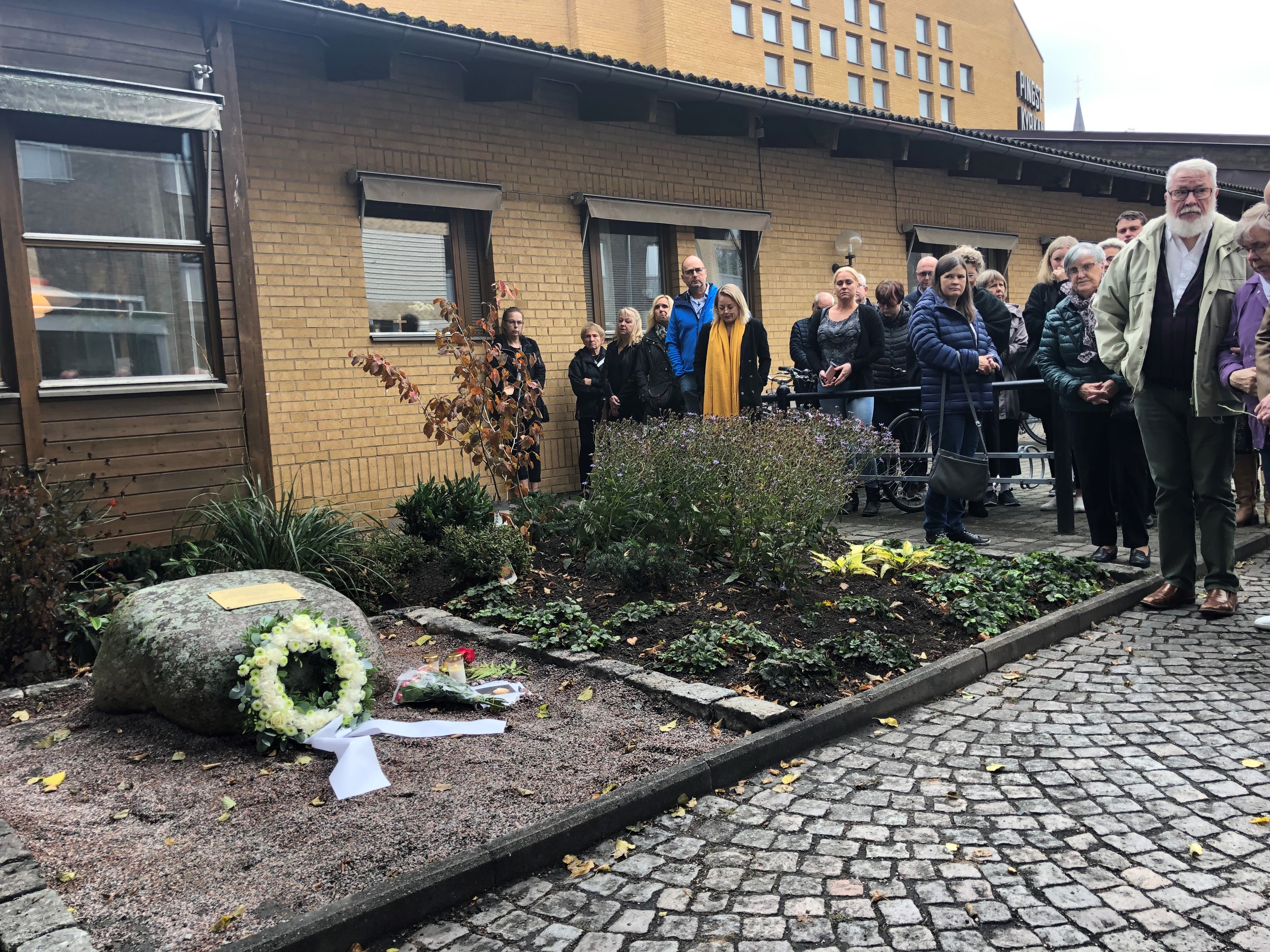 Minnesstenen efter bibelskoleeleverna flyttades till framsidan av pingstkyrkan i Jönköping vid en minnesstund av Estonia-katastrofen 28 september 2019, 25 år efter att olyckan inträffade.