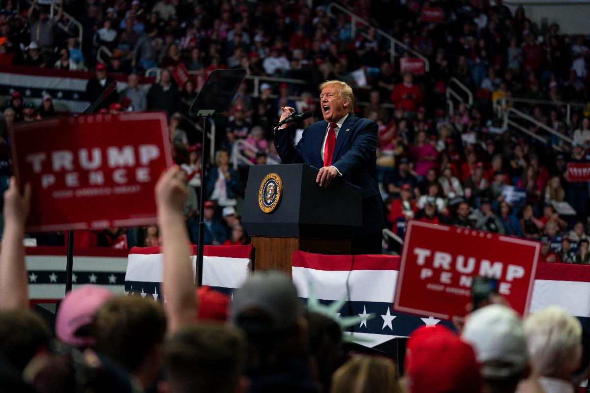 President Donald Trump under et valgkampmøte på Smith Reynolds Airport tirsdag.