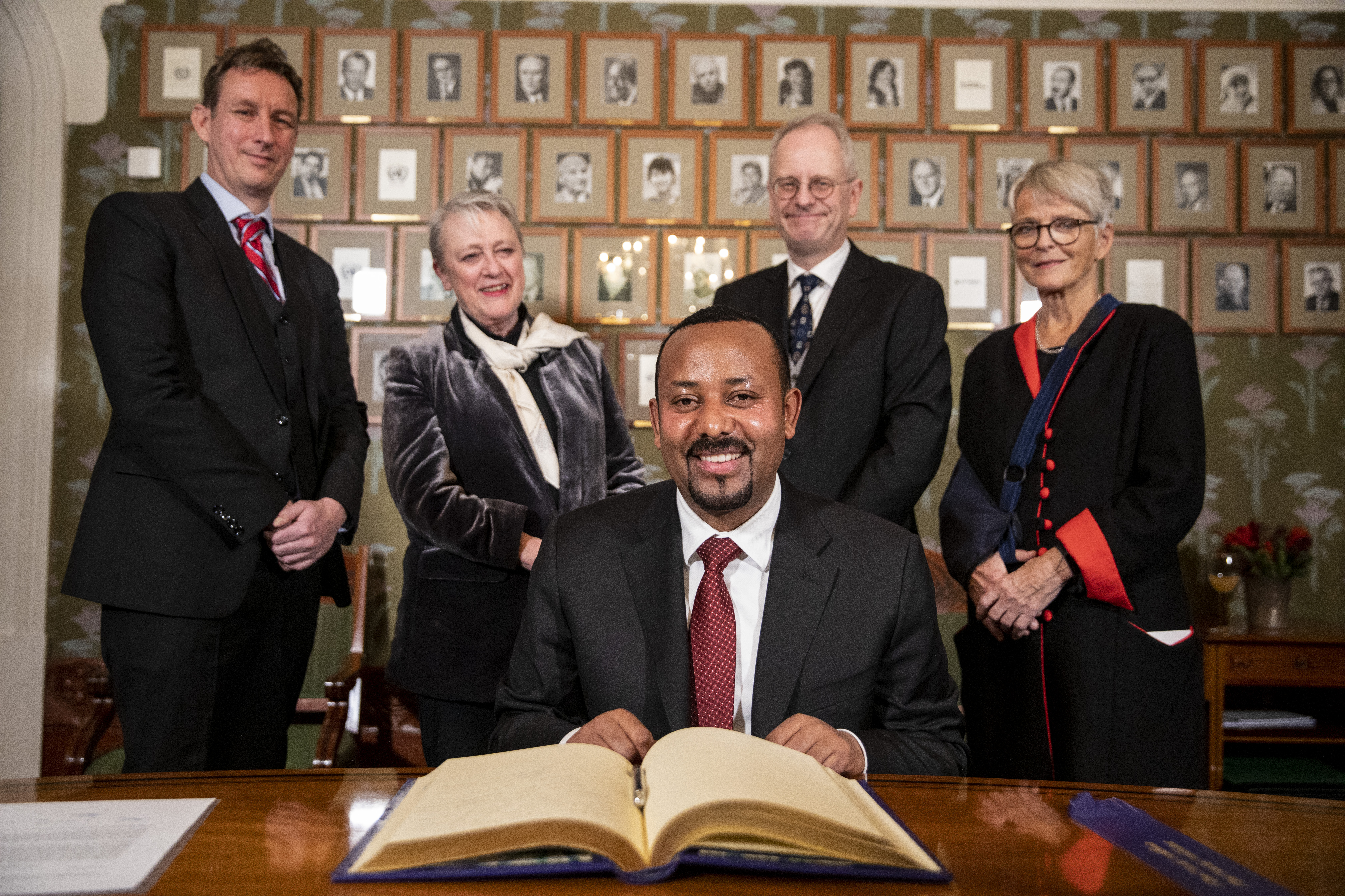 Oslo 20191209. 
Etiopias statsminister Abiy Ahmed Ali signerte nobelprotokollen da han ankom Norge. Abiy  Ahmed Ali mottar fredsprisen i Oslo rådhus tirsdag.
Bak fra venstre: Asle Toje, komitéleder Berit Reiss-Andersen, Henrik Syse og Anne Enger i Nobelkomiteen
Foto: Tore Meek / NTB