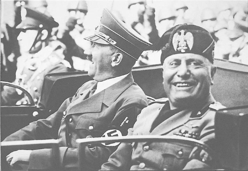 Adolf Hitler (t.v.) og Italias Benito Mussolini sammen i Firenze 1938.