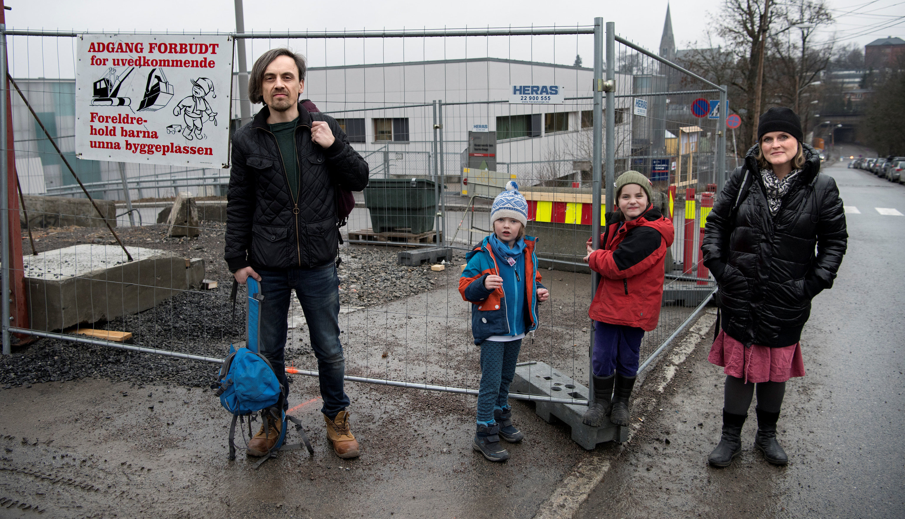 – Vi setter stor pris på at barnehagen tar barna med til alternative uteområder, men er bekymret for      hvordan byggearbeid, støy og støv vil påvirke hverdagen deres, sier pappa Tarjei Nysted og mamma Torill Emblem Nysted. Her med barna Ola og Emilia.