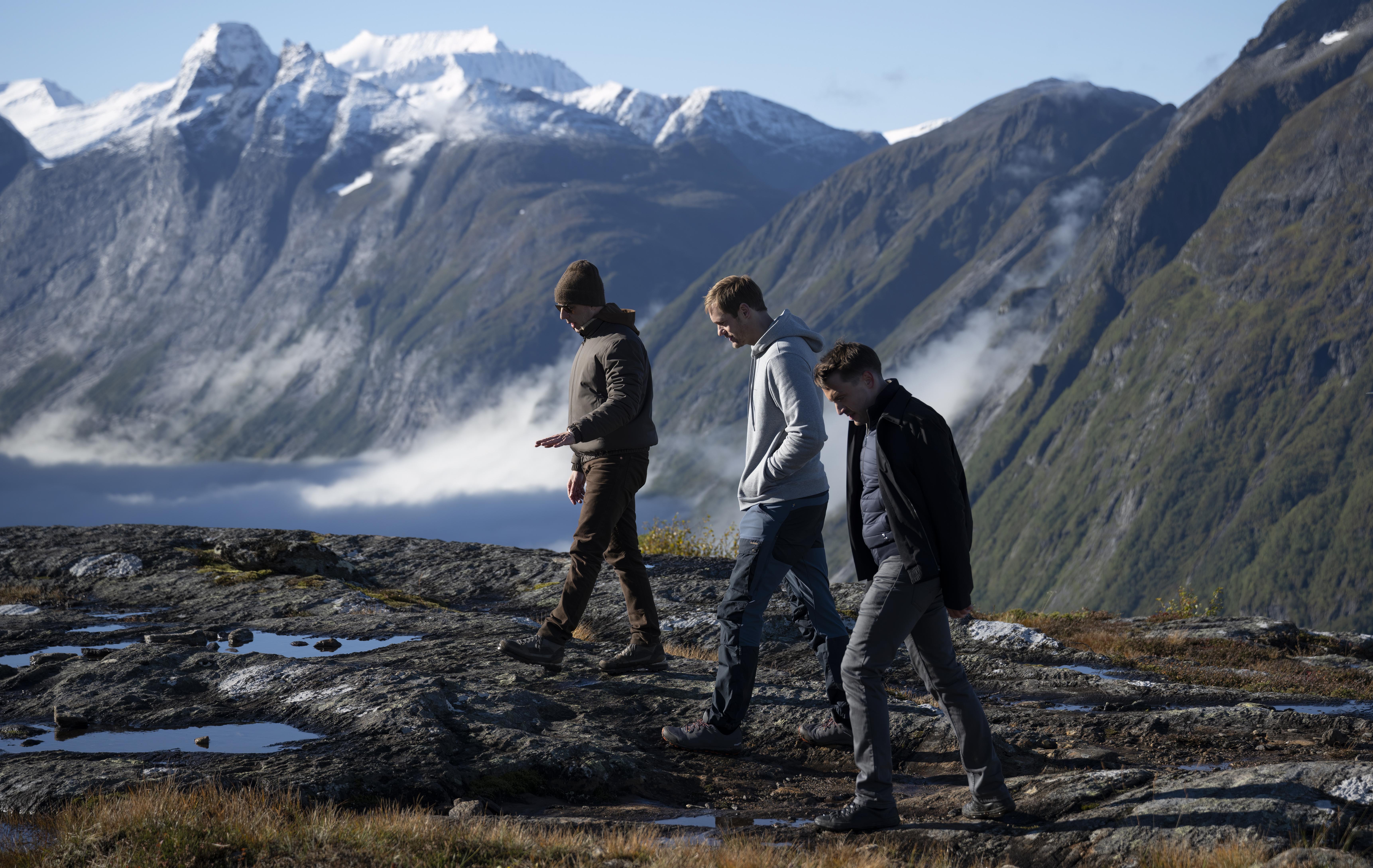 Mektig fjellpanorama omgir skuespillerne i «Succession», når Kendall (Jeremy Strong)  og Roman Roy (Kirean Culkin) møter svenske Lukas Matsson (Aleksander Skargsgård) for å snakke milliardfusjon.