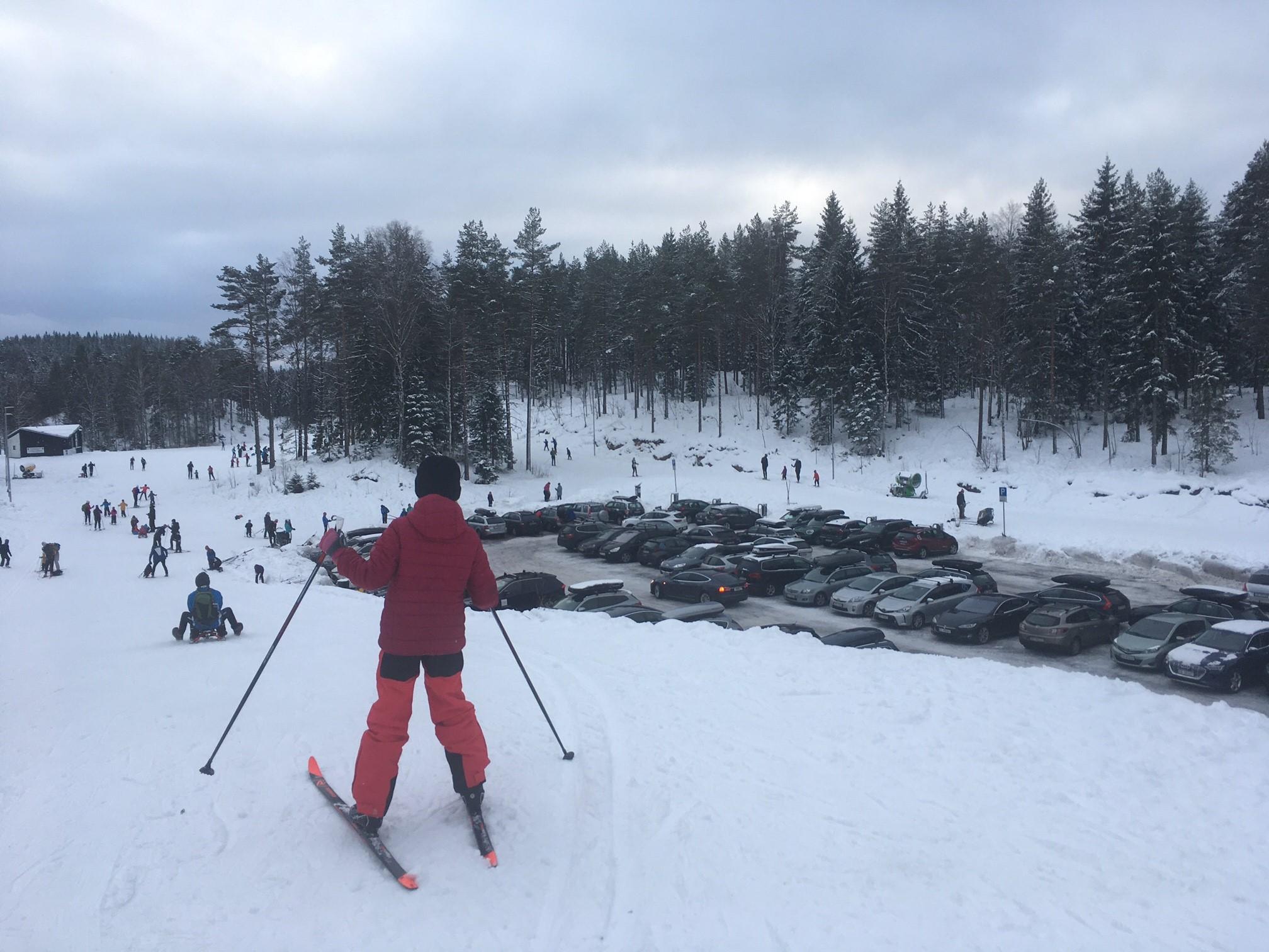 Det var fullt på parkeringsplassen på Linderudkollen lørdag. Men hit går det buss.