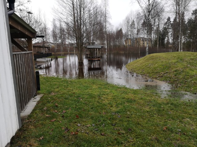 Utanför Missionskyrkan i Hillerstorp står vattnet högt.