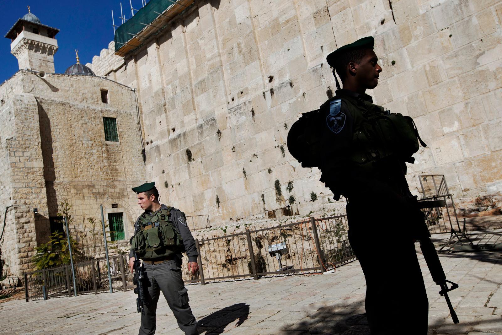 Samtidigt som Kyrkornas världsråd väljer att dra tillbaka sina följeslagare har Israel beslutat att observatörsstyrkan TIPH inte får fortsätta verka i Hebron. På bilden, Israels gränspolis på plats i Hebron.