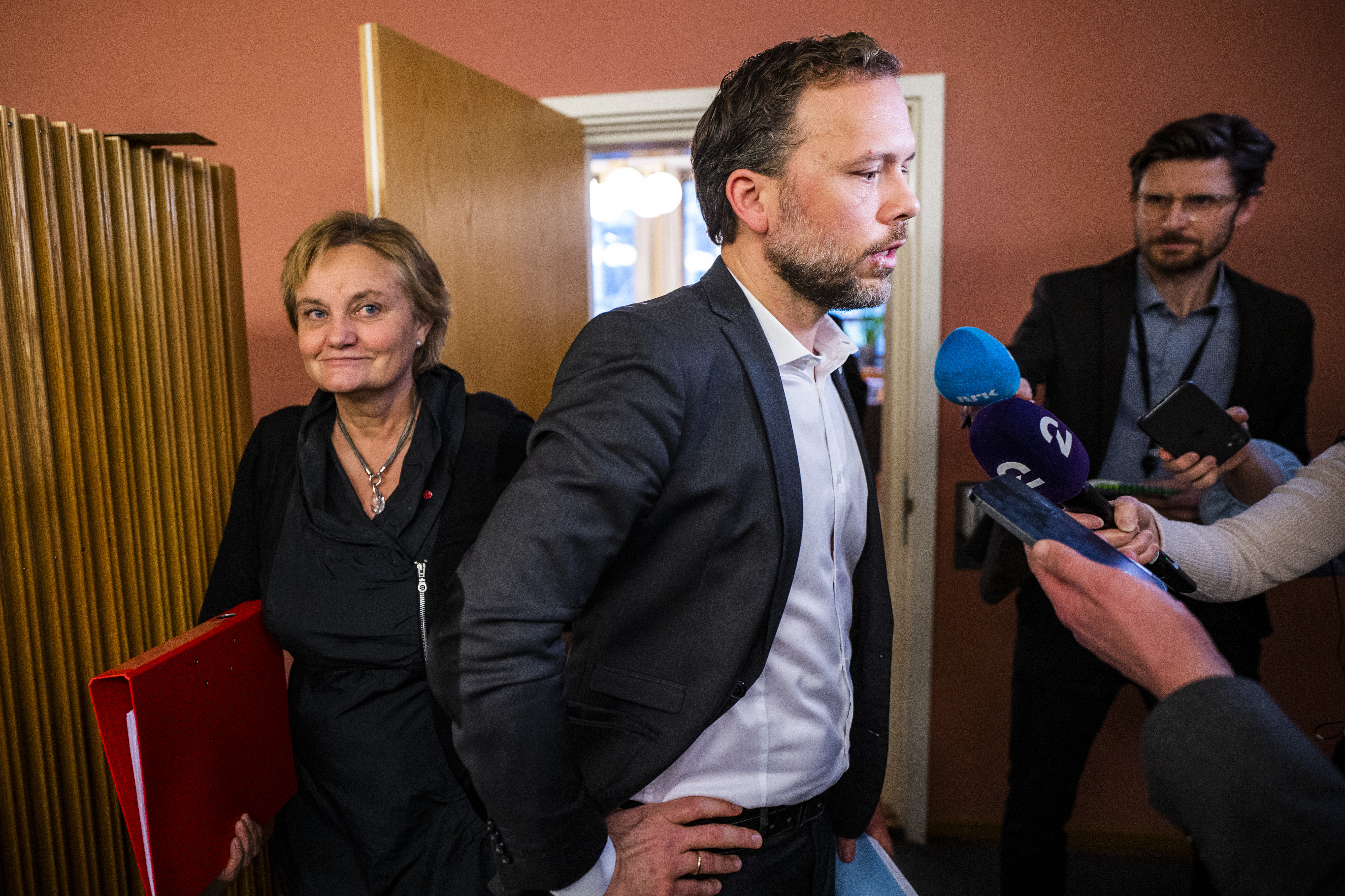 Oslo 20211122. 
SV-leder Audun Lysbakken snakker med pressen etter møtet med Marit Arnstad (Sp) og Rigmor Aasrud (Ap) (bak) på Stortinget mandag.
Foto: Håkon Mosvold Larsen / NTB