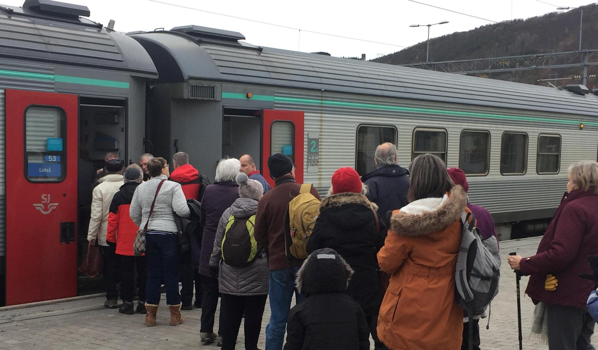 Mange velger allerede å reise med SJs daglige avganger til og fra Narvik. Slik så det ut rett før dagens første avgang tirsdag. Nå supplerer togselskapet tilbudet med «Nordlyståget» og har også planer om flere turistavganger i tiden framover. BEGGE FOTO: SJ