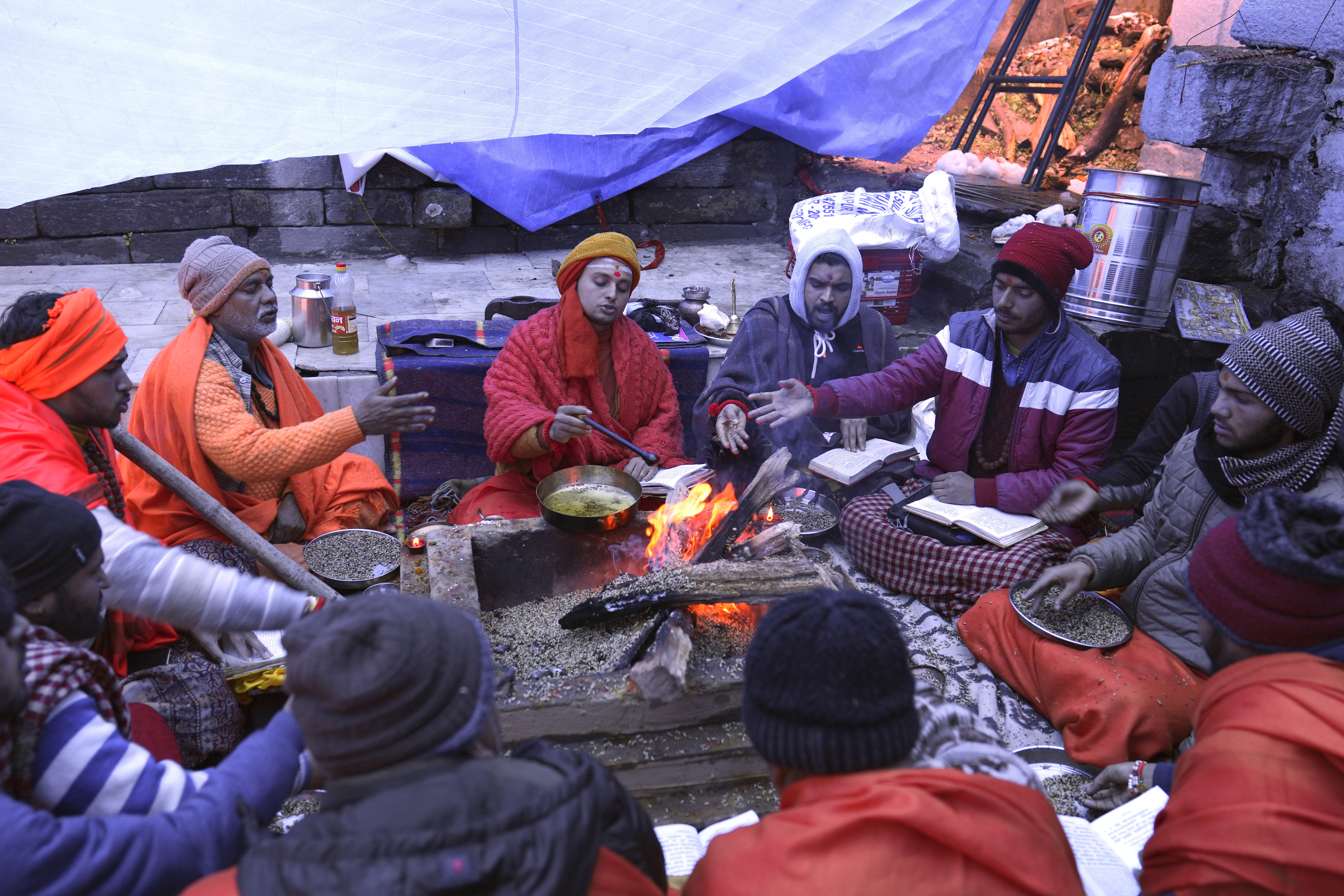 Hinduprester ved Adi Shankaracharya-klosteret ber for byen Joshimath, som står i fare for å synke i jorda på grunn av klimaendringer, bygging av veier og kraftverk og turisme. Foto: Rajesh Kumar Singh / AP / NTB