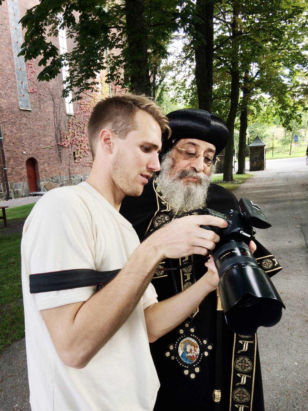 ”Den är okej.”Efter fotografering ville påven titta på bilderna, och nickade gillande.