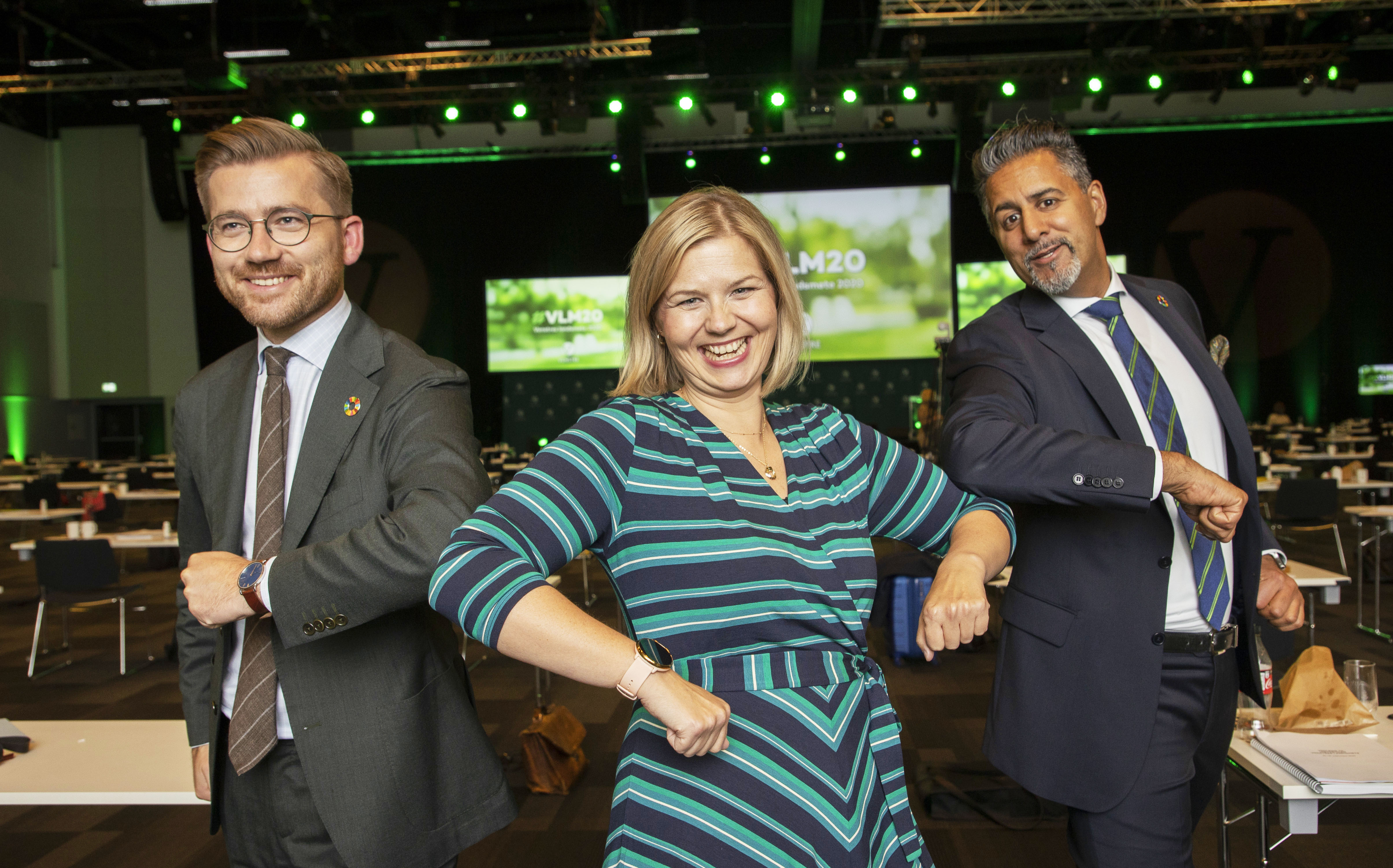 Gardermoen 20200926. 
Ny ledertrio i Venstre med leder Guri Melby som flankeres av nestlederne Sveinung Rotevatn og Abid Raja etter valget under landsmøtet  til Venstre på Gardermoen/POOL.
Foto: Geir Olsen / NTB