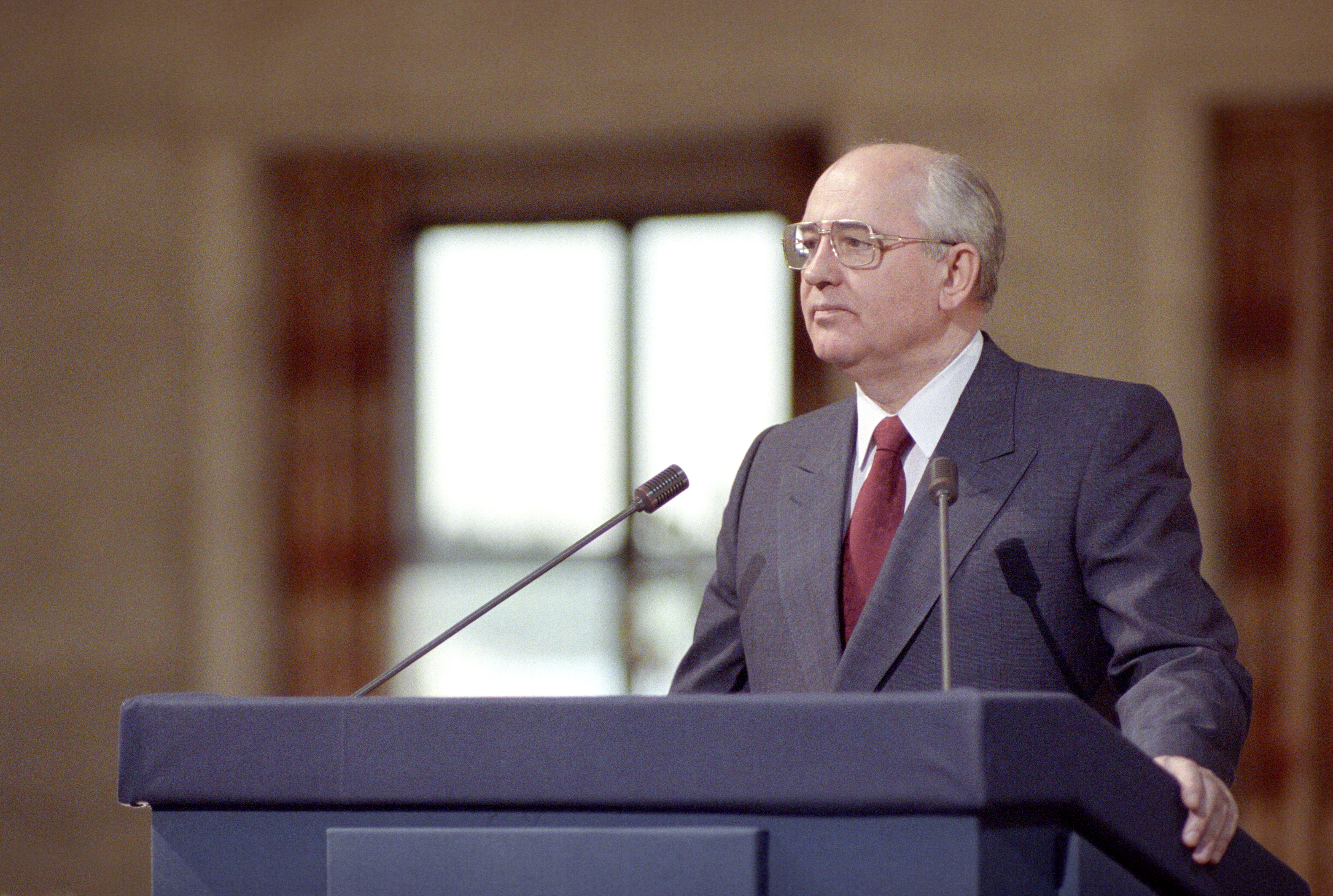 FOREDRAG: President Mikhail Gorbatsjov holder sitt Nobel-foredrag i Oslo Rådhus i 1991 for prisen han mottok i 1990.