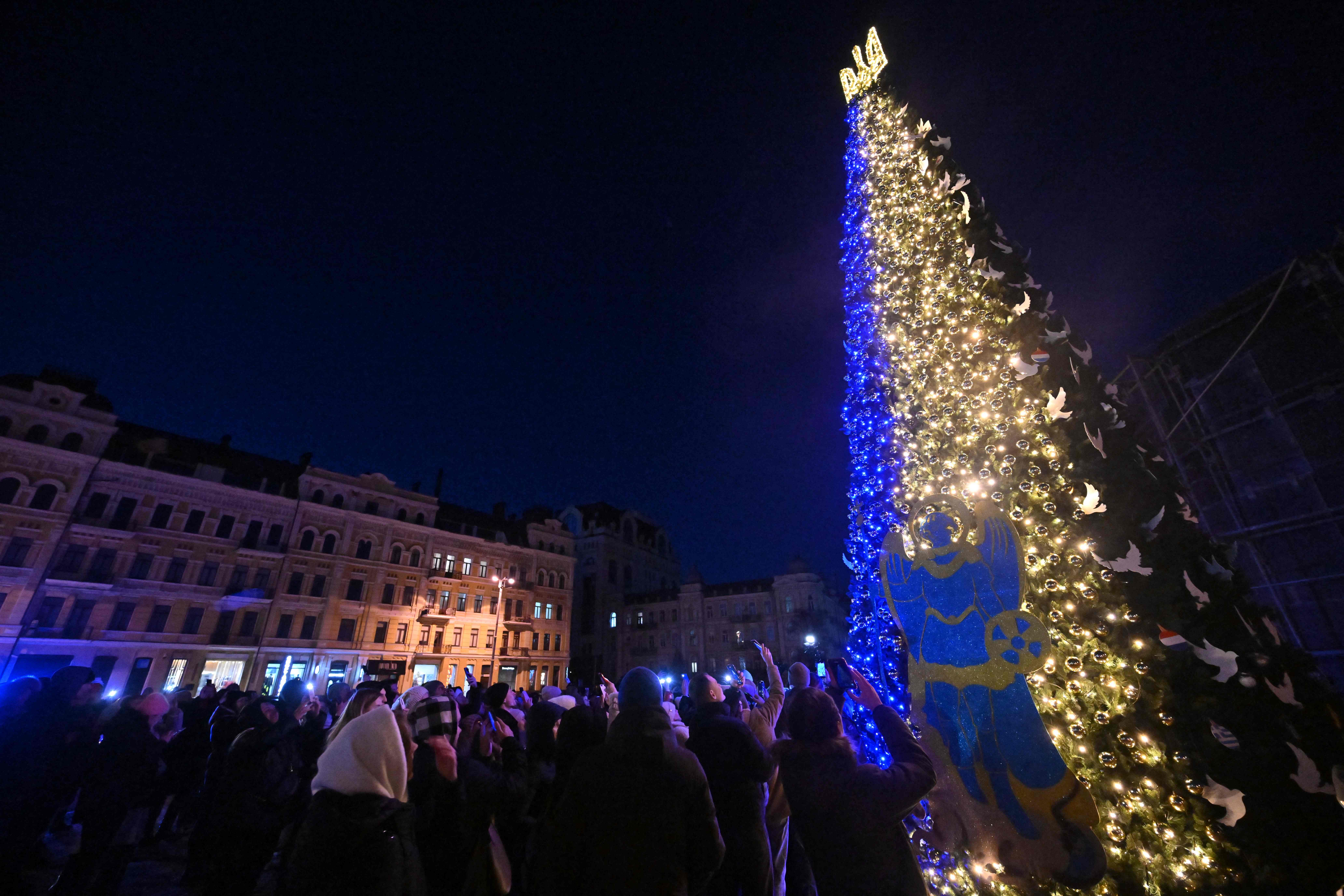 Et juletre i Kyiv, lyssatt i de ukrainske farger, gir håp.