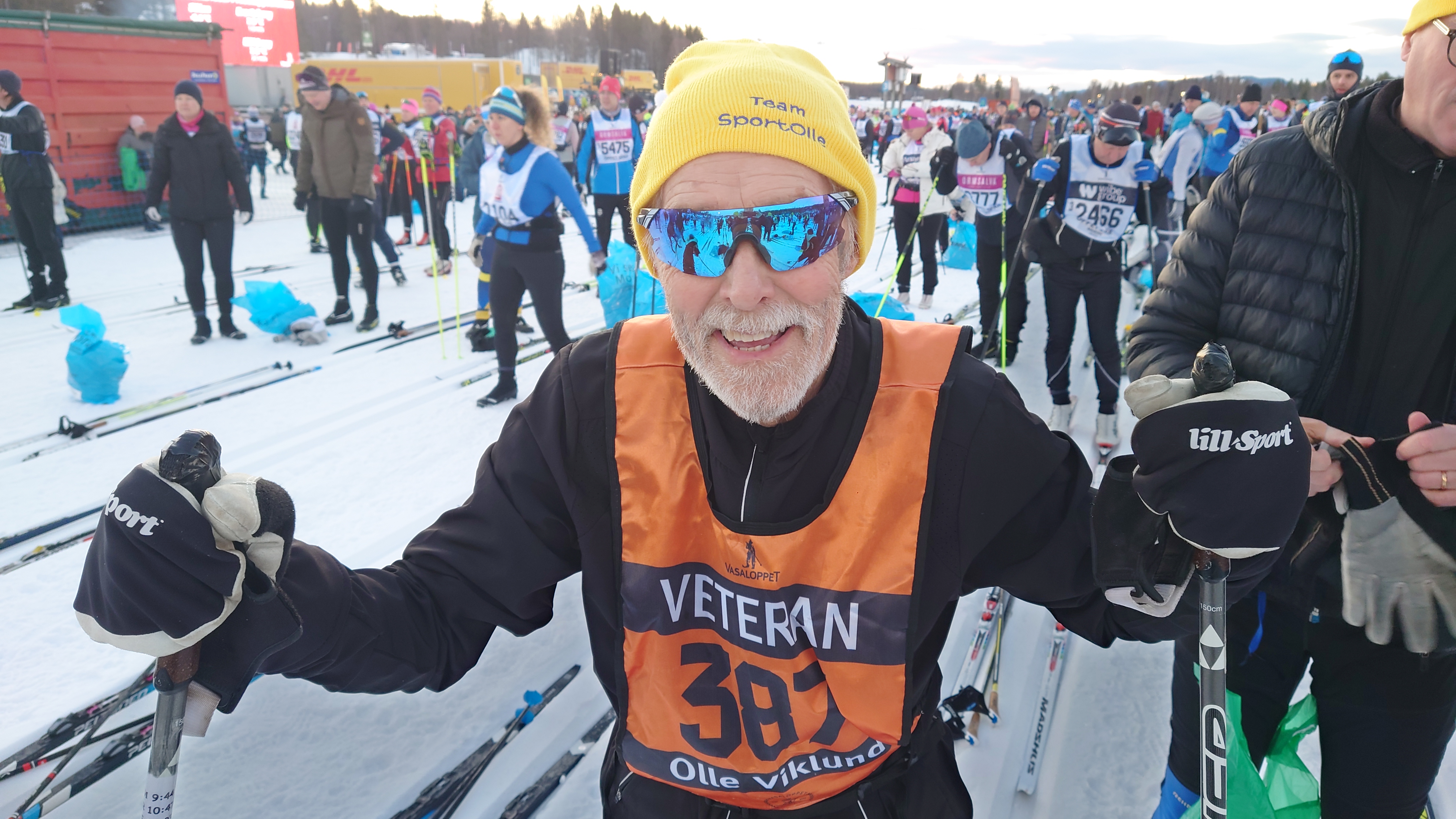 En man i skidkläder står på startlinjen inför Öppet spår i Vasaloppsveckan.