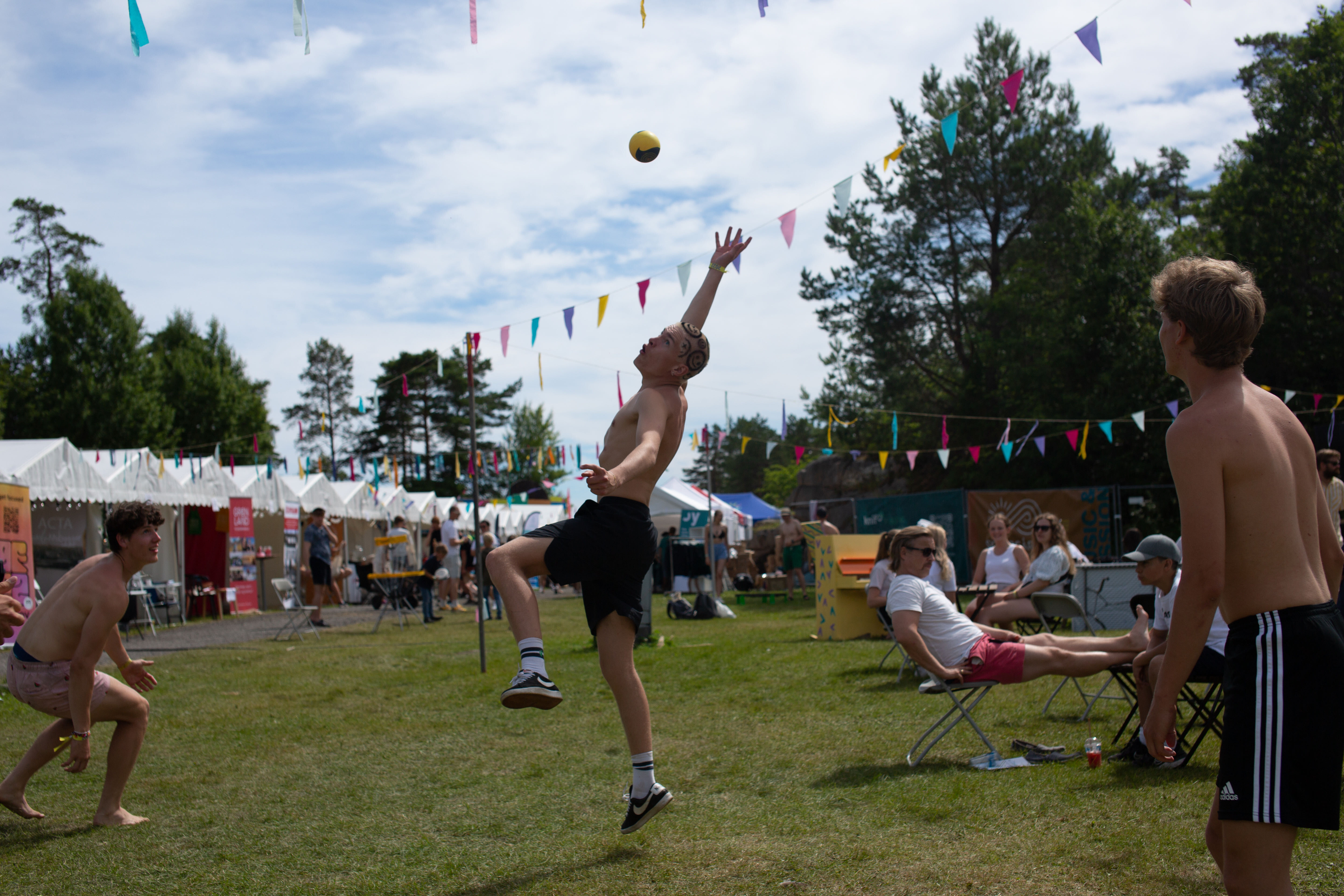 LAGSPILL: Ørjan Sæther setter pris på det gode været på Sørlandet når han spiller spikeball.