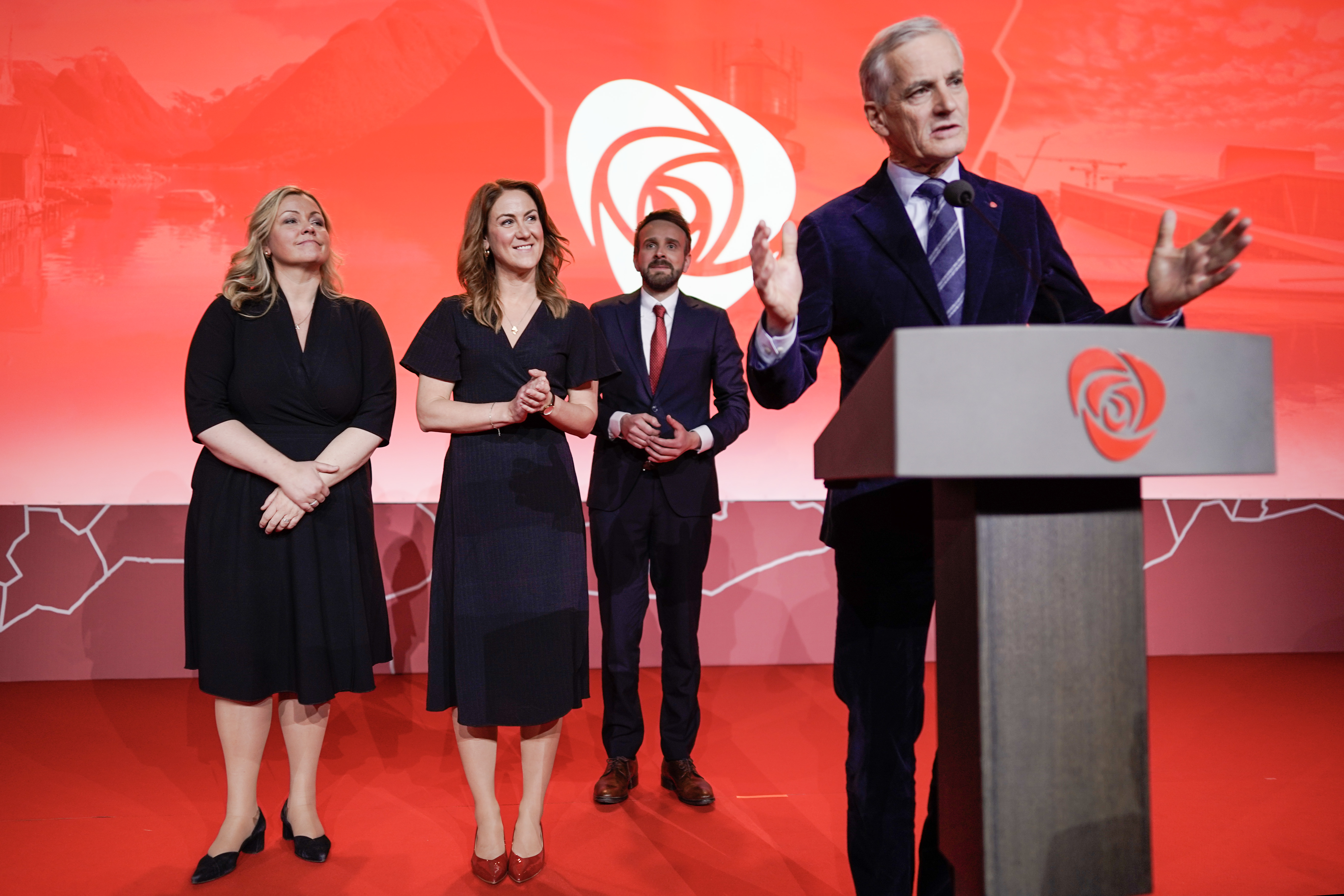 F.v.: Partisekretær Kjersti Stenseng og nestleiarane Tonje Brenna og Jan Christian Vestre, og attvald partileiar Jonas Gahr Støre under Arbeidarpartiets landsmøte i Oslo Kongressenter fredag. Foto: Heiko Junge / NTB / NPK