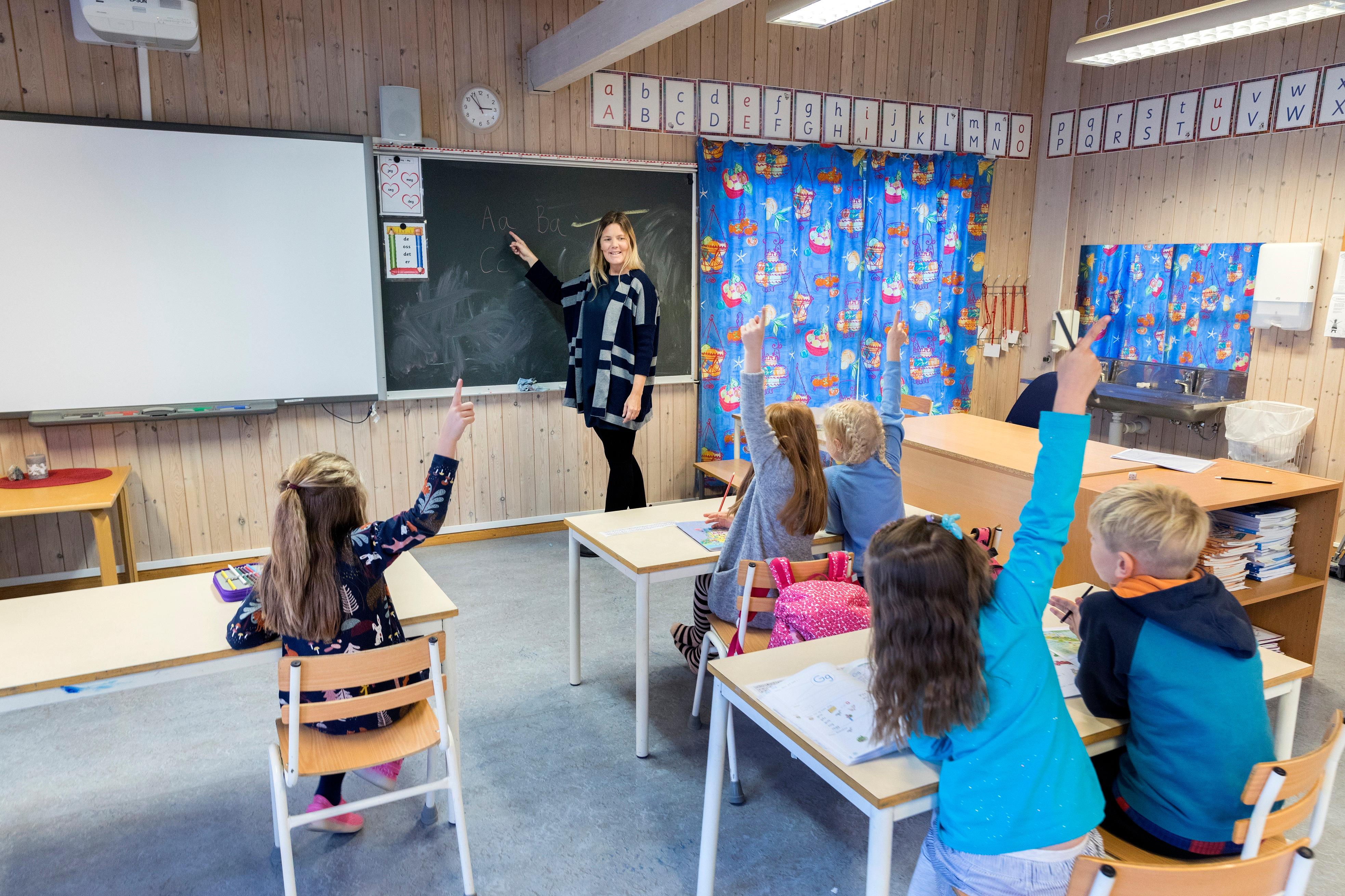 Trondheim  20171009.
Elever og lærer i klassesituasjon på barneskole. 
Modellklarert.
Foto: Gorm Kallestad / NTB scanpix