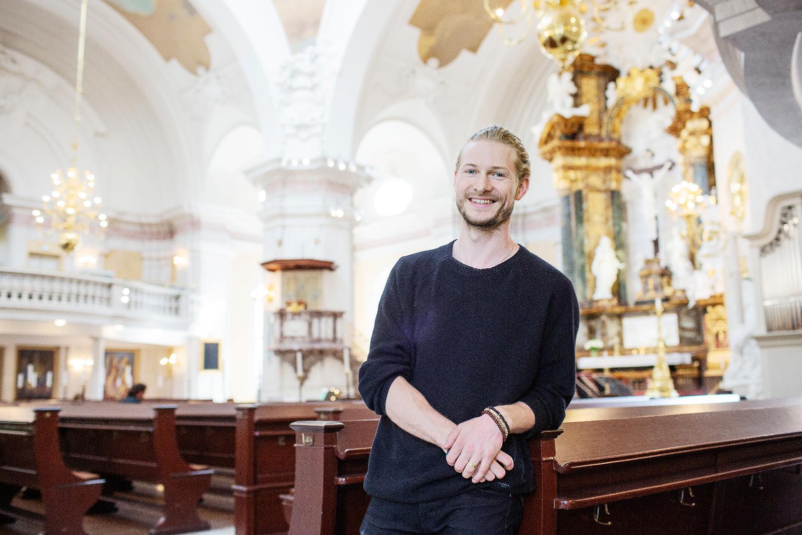 Victor Bodell fotograferad i Gustaf Vasa kyrka vid Odenplan, Stockholm.