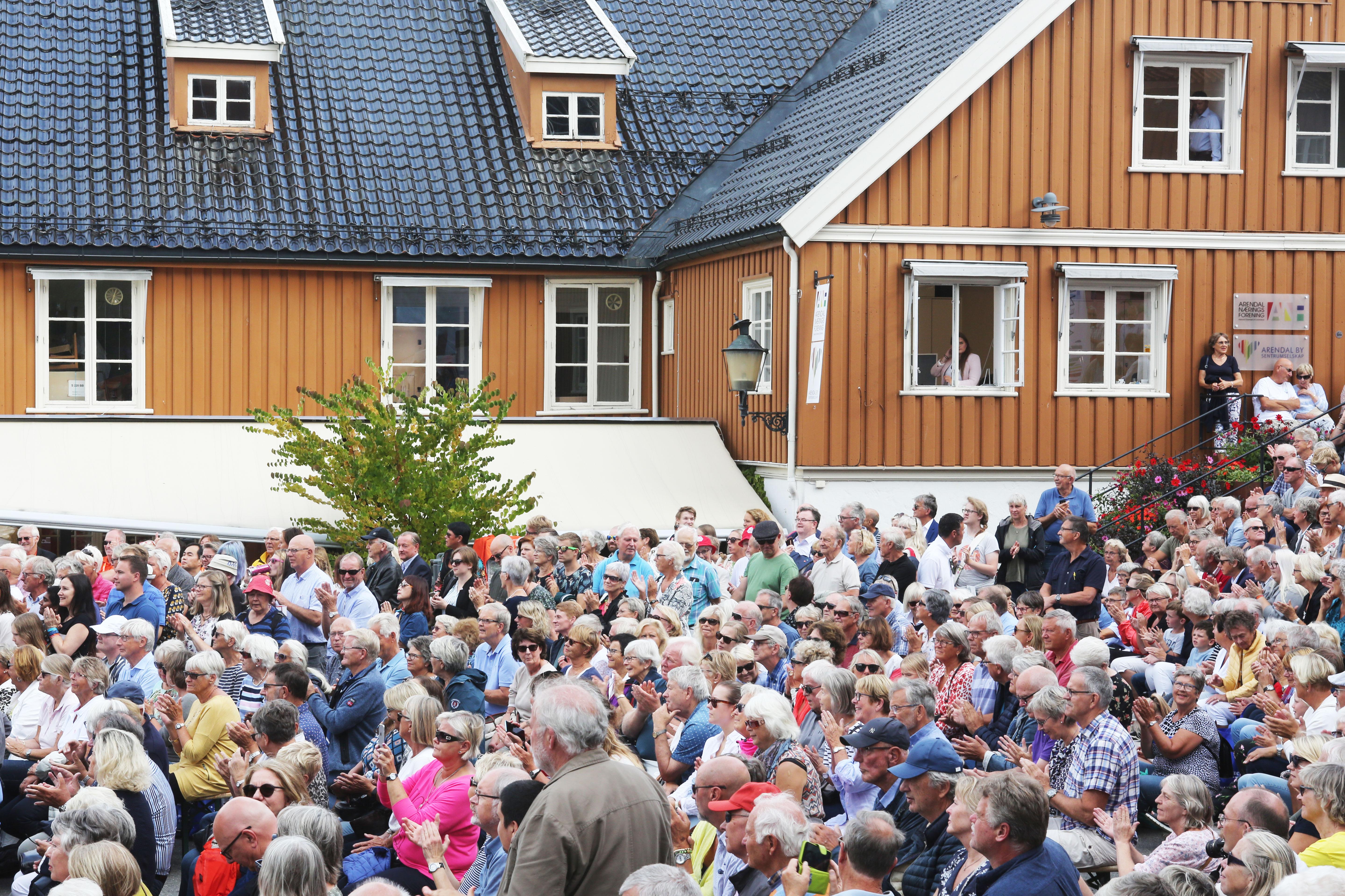 Bildet viser store menneskemengder i gatene under Arendalsuka.