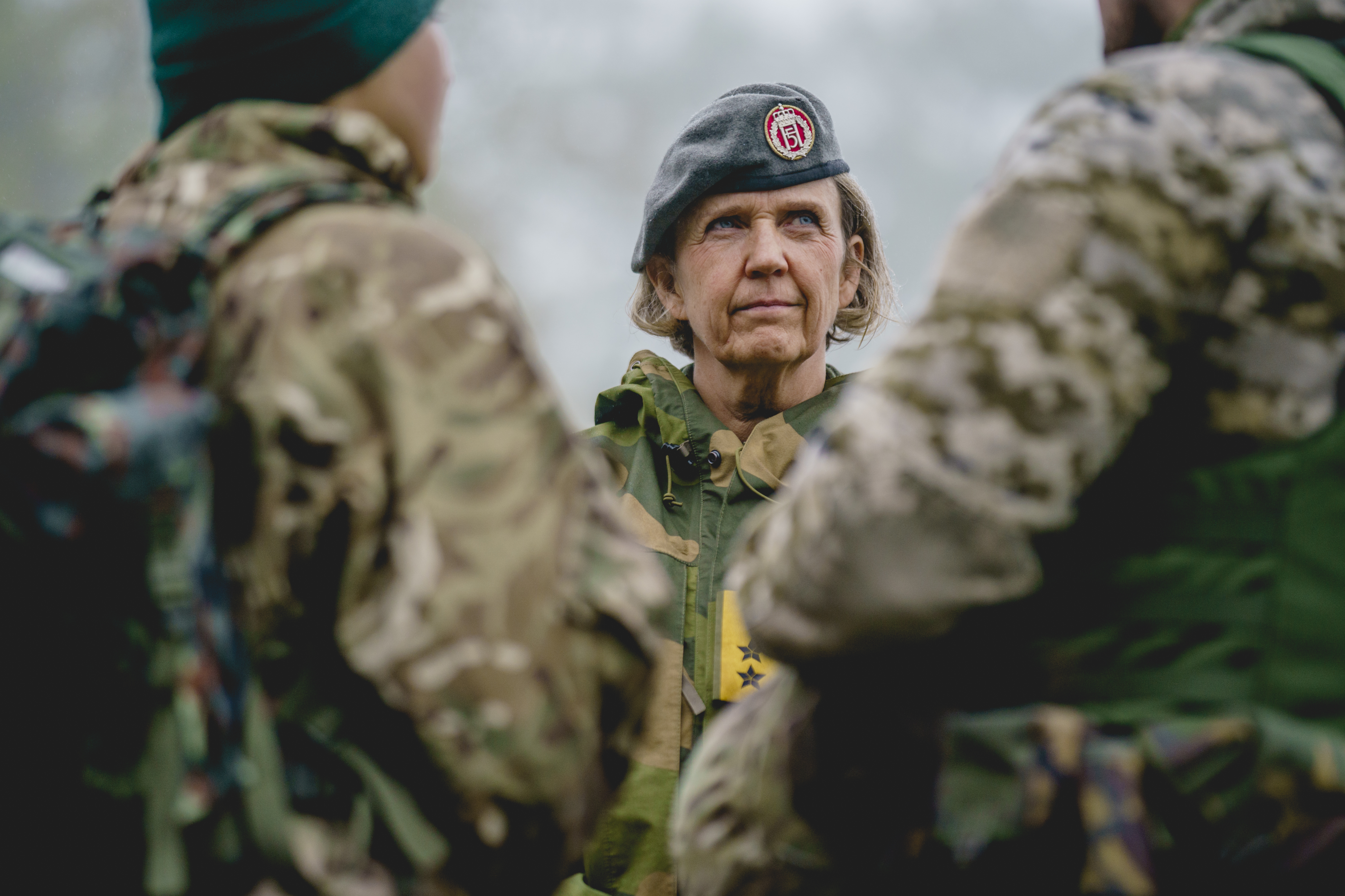 Generalmajor Elisabeth Gifstad Michelsen, som er sjef for Heimevernet, besøkte torsdag det norske treningsbidraget på en militærbase i Nord-England. – Det er stor vilje i Norge til å bidra, og det føles meningsfylt, sier hun. Hun melder om stor interesse fra norske HV-soldater som ønsker å dra til Storbritannia for å lære opp ukrainske soldater. Foto: Stian Lysberg Solum / NTB