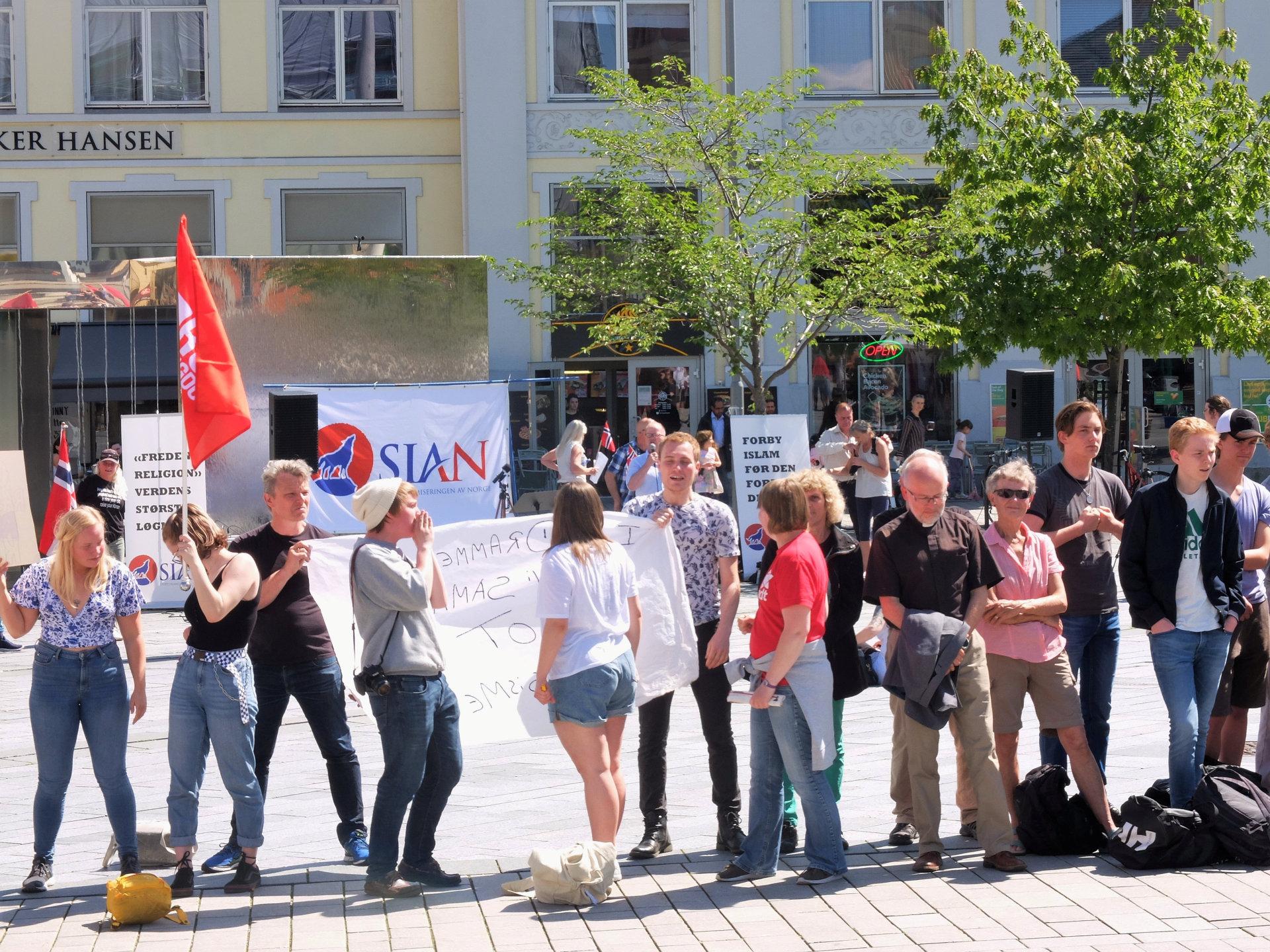 15. JUNI: Sivile og politiet må skille folk etter at Stopp Islamiseringen av Norges stand hisser på seg publikum. Foto: Katrine Strøm