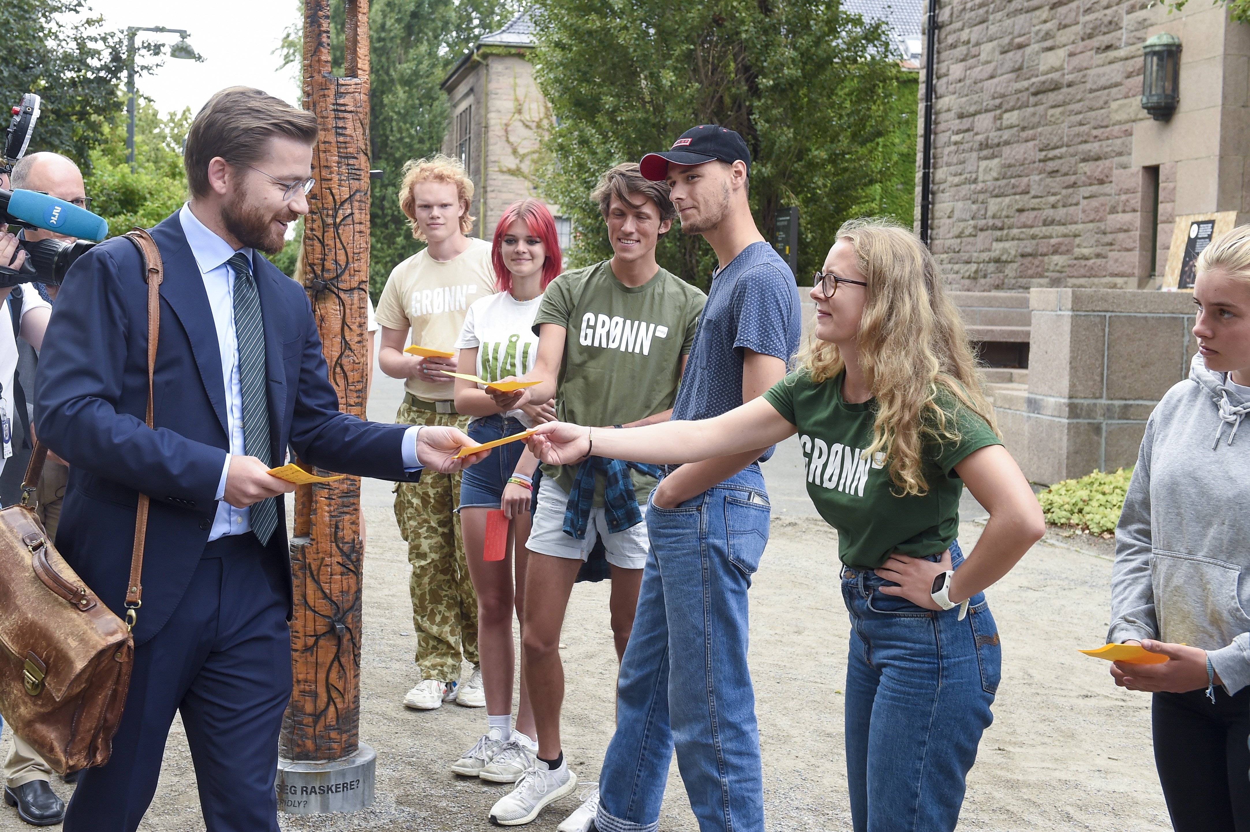 Ungdommer fra MDG overakte klimaforslag til Sveinung Rotevatn rett før han fikk rapporten fra FNs klimapanel.