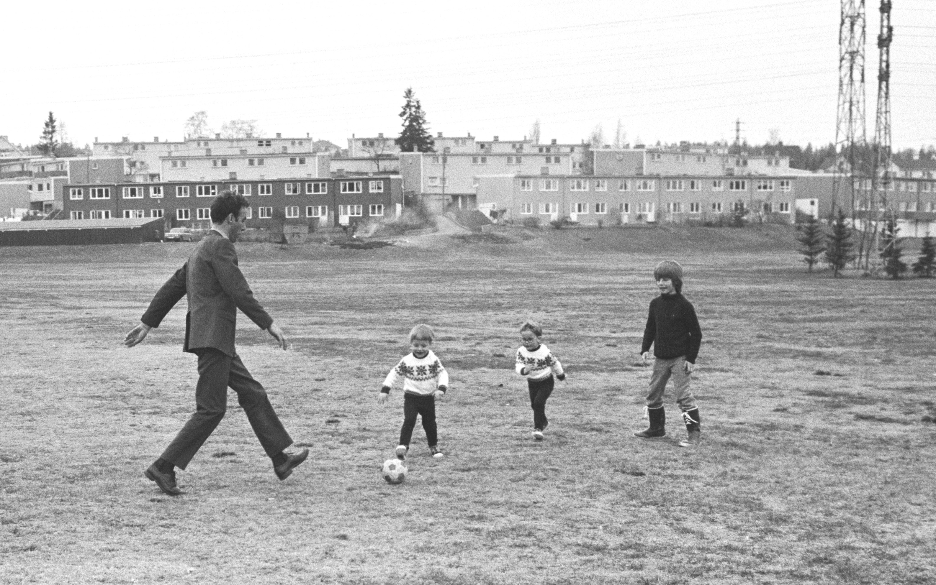 Oslo 13. mai 1972: Daværende samferdselsminister Reiulf Steen forteller til Aktuell om hvordan det første året som statsråd har artet seg. Om omstillingen, hardt arbeid og liten tid til familien. Her sparker Steen fotball med sønnene Henrik, Martin og Robert (den største) på løkka like ved Østensjøvannet, selv om trim og friluftsliv ikke er hans sterkeste side. FOTO: Ivar Aaserud/Aktuell/NTB scanpix