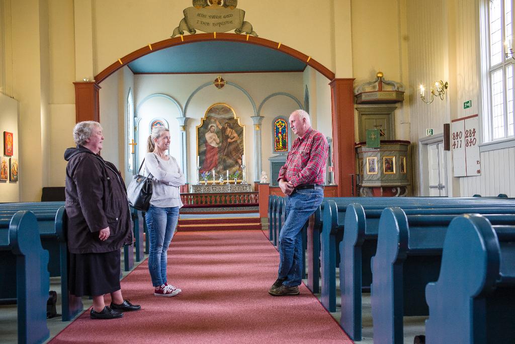 Gjesåsen kirke feiret 150-årsjubileum for to år siden­. Ragnhild Graving (til venstre), kirkeverge Sissel Beate Framaas og leder i menighetsrådet, Jan Steinar Kokkin, viser stolt fram inventaret i den hvite trekirken.