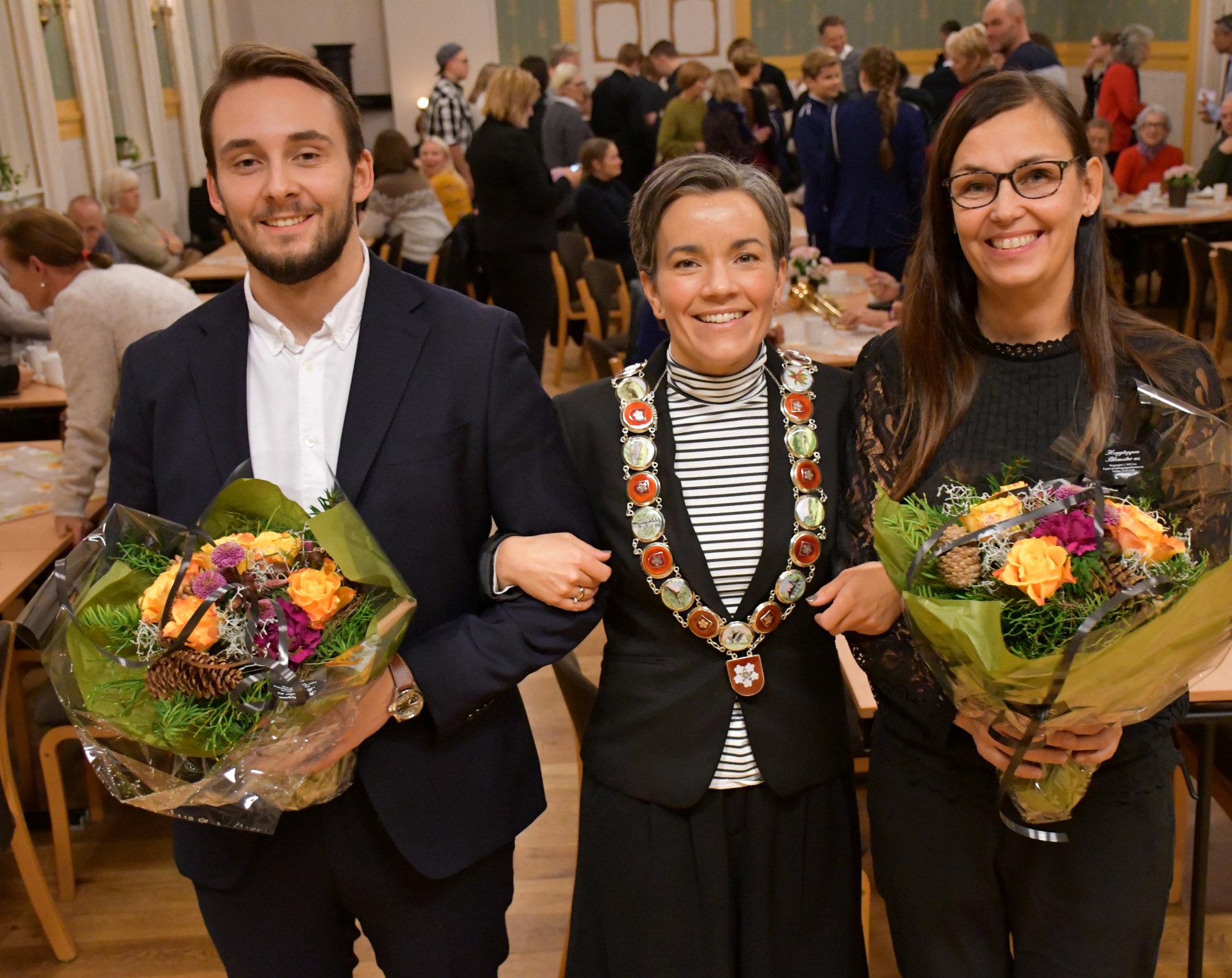 talenter: Simen Bredesen Hørthe med Siw Sønstebø, som fikk kulturpris, og ordfører Gunn Cecilie Ringdal. FOTO: Stein Styve