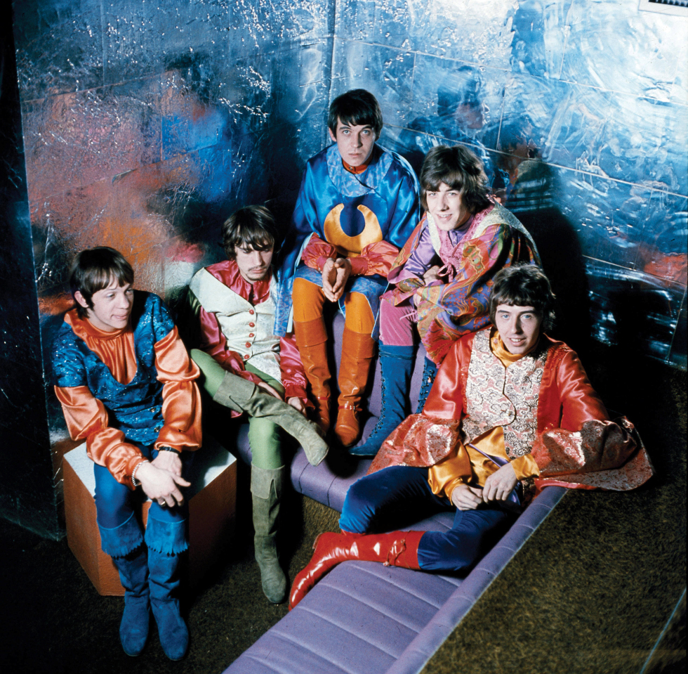 Procol Harum i fargerike 1967, Robin Trower, B.J. Wilson, David Knights, Matthew Fisher og Gary Brooker.