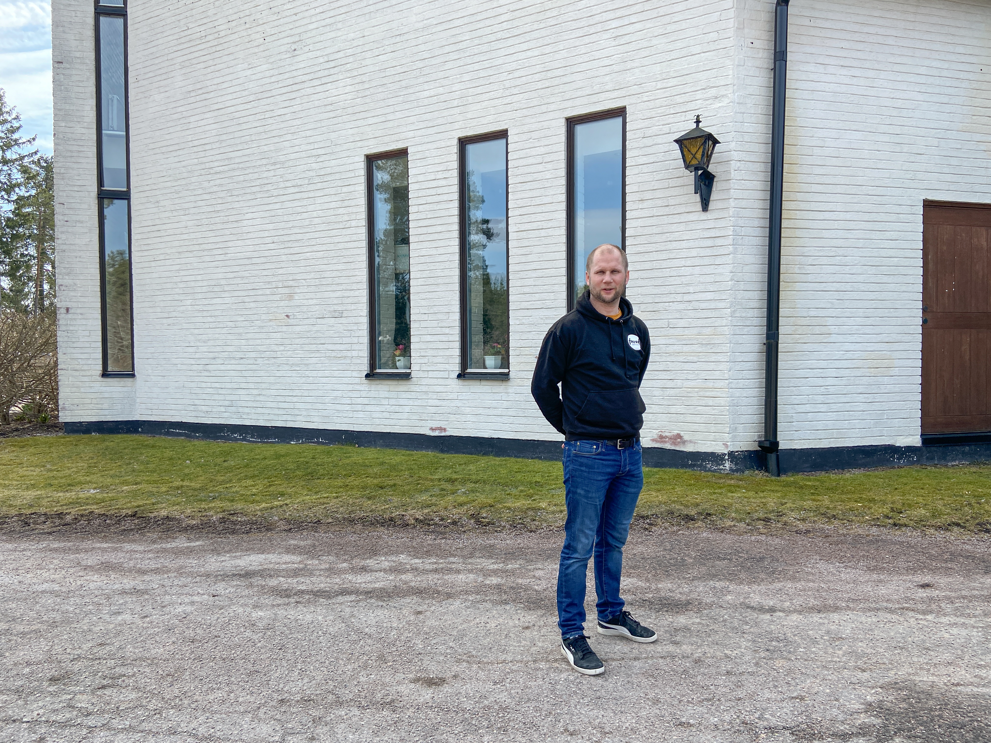 Efter en predikan i slutet av januari då Furuhöjdskyrkans pastor Lukas Ternborg talade en Bibelns syn på kön och sexualitet har kyrkan fått hård kritik. Svenska kyrkan i Alunda har bland annat beslutat att deras konfirmander inte ska göra studiebesök i Furuhöjdskyrkan. Dessutom har förskolan Smulan, som drivs av Furuhöjdskyrkan, ifrågasatts.