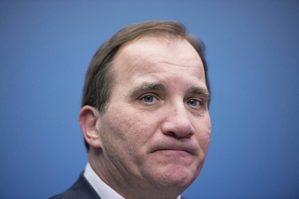 Löfven bundet på hender og føtter – nesten