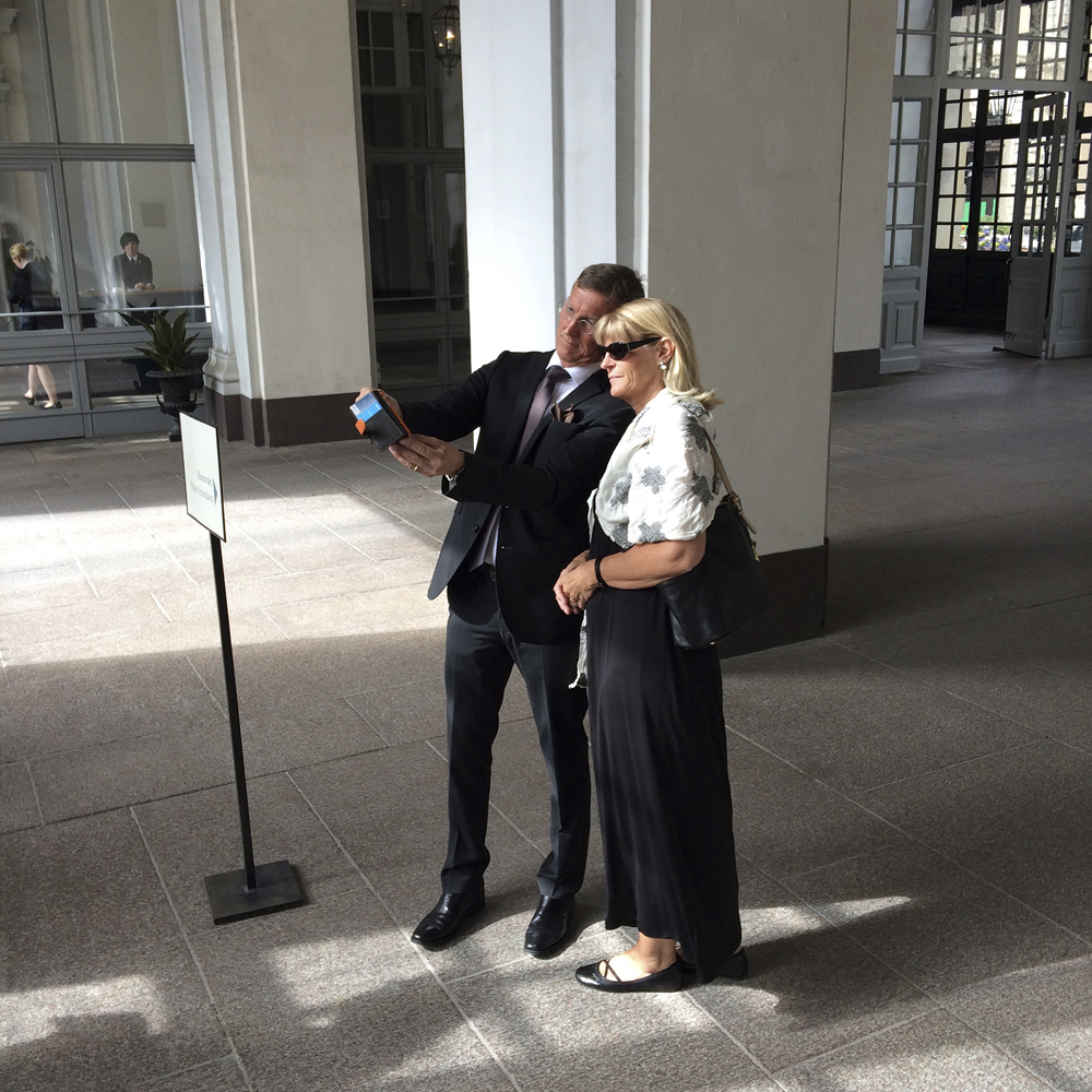 Tomas Sjödin och hans fru tar en selfie utanför slottet