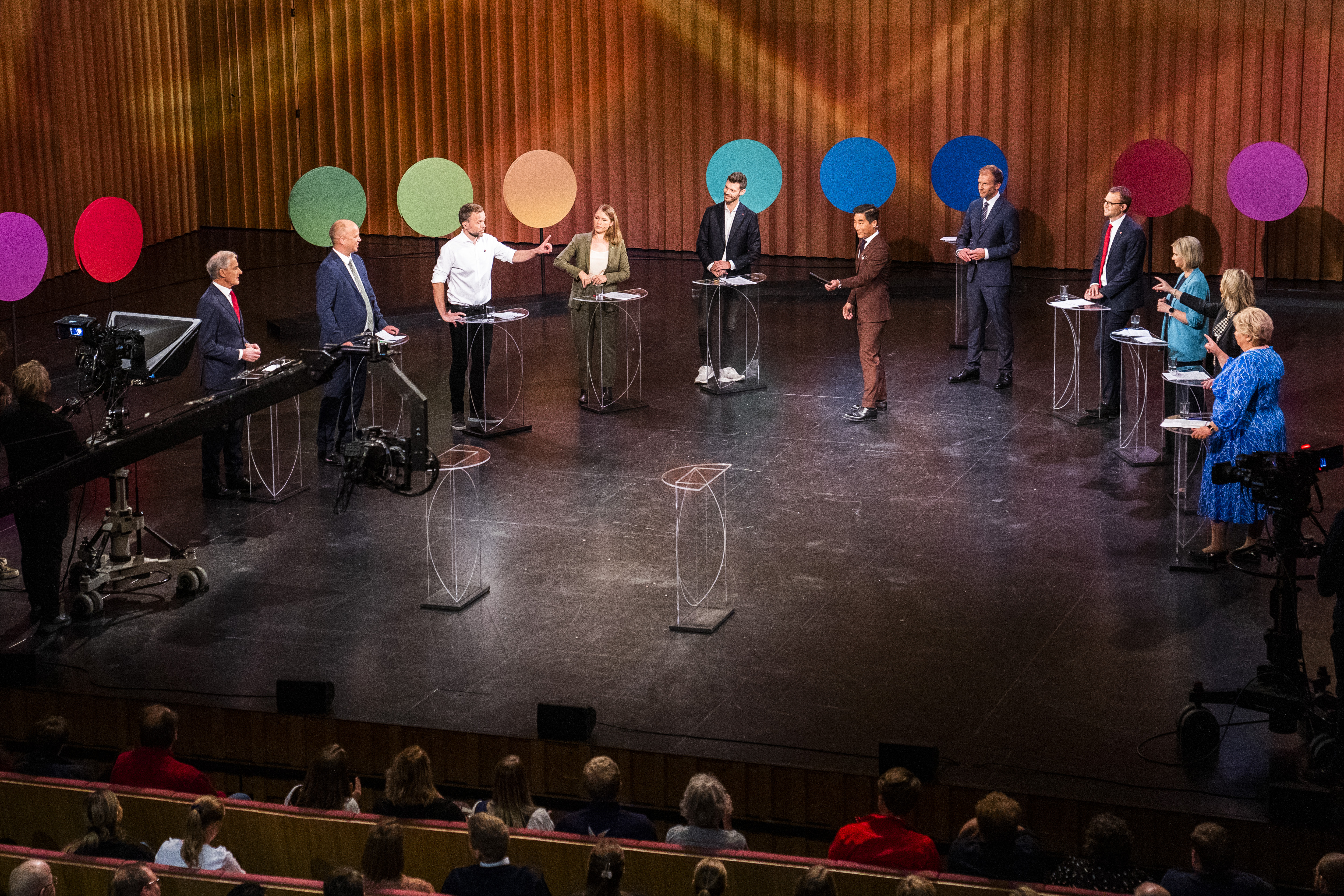 Bodø 20210910. 
F.v.: Ap-leder Jonas Gahr Støre, Sp-leder Trygve Slagsvold Vedum, SV-leder Audun Lysbakken, MDG-leder Une Aina Bastholm, Rødt-leder Bjørnar Moxnes, programlederne Fredrik Solvang og Atle Bjurstrøm, KrF-leder Kjell Ingolf Ropstad, Venstre-leder Guri Melby Frp-leder, Sylvi Listhaug og Høyre-leder Erna Solberg under den NRK-sendte partilederdebatten fra Stormen konserthus i Bodø fredag.
Foto: Håkon Mosvold Larsen / NTB