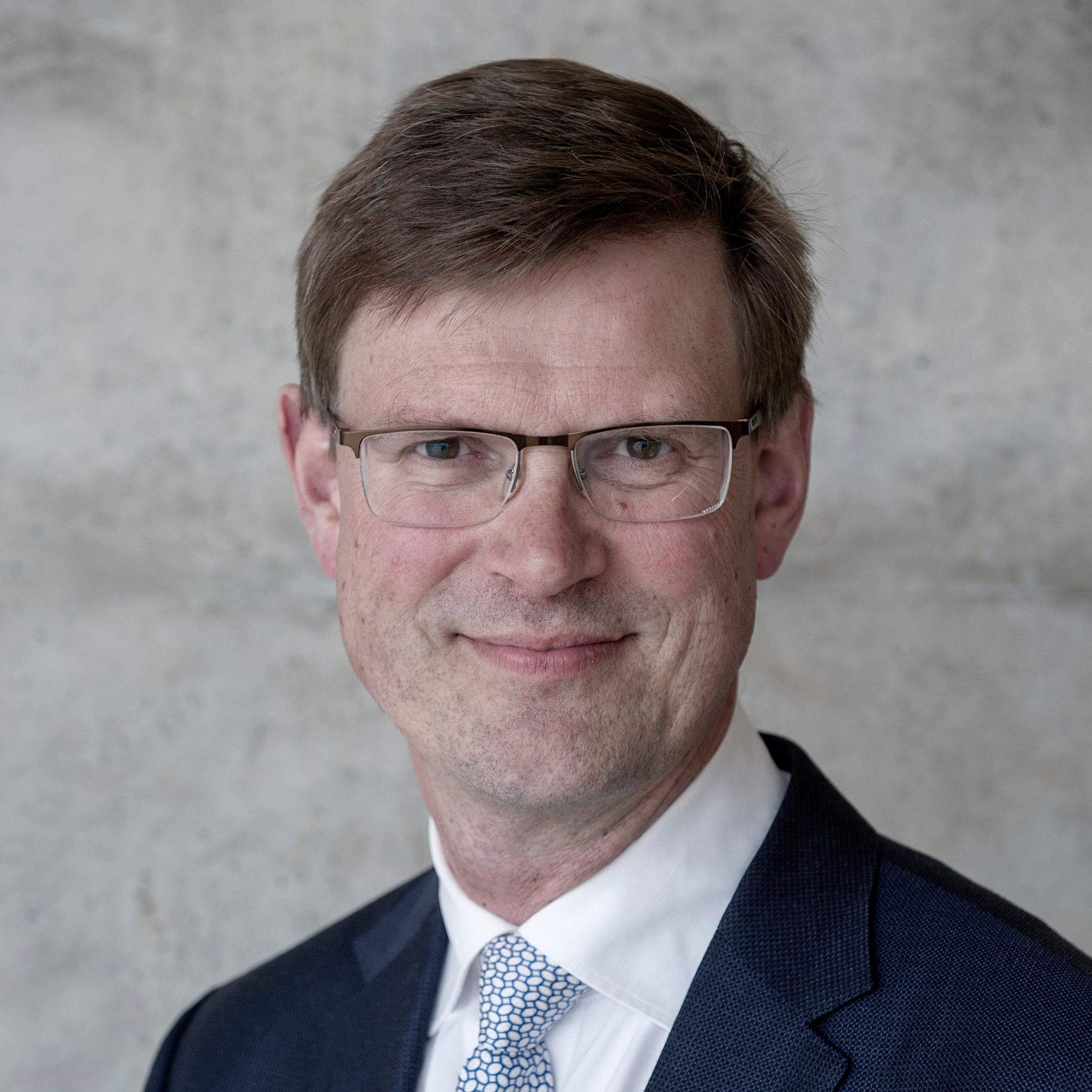 Aksel Mjøs, førsteamanuensis ved Norges Handelshøyskole, sier bankene har et ansvar når de skal rådføre sine kunder.