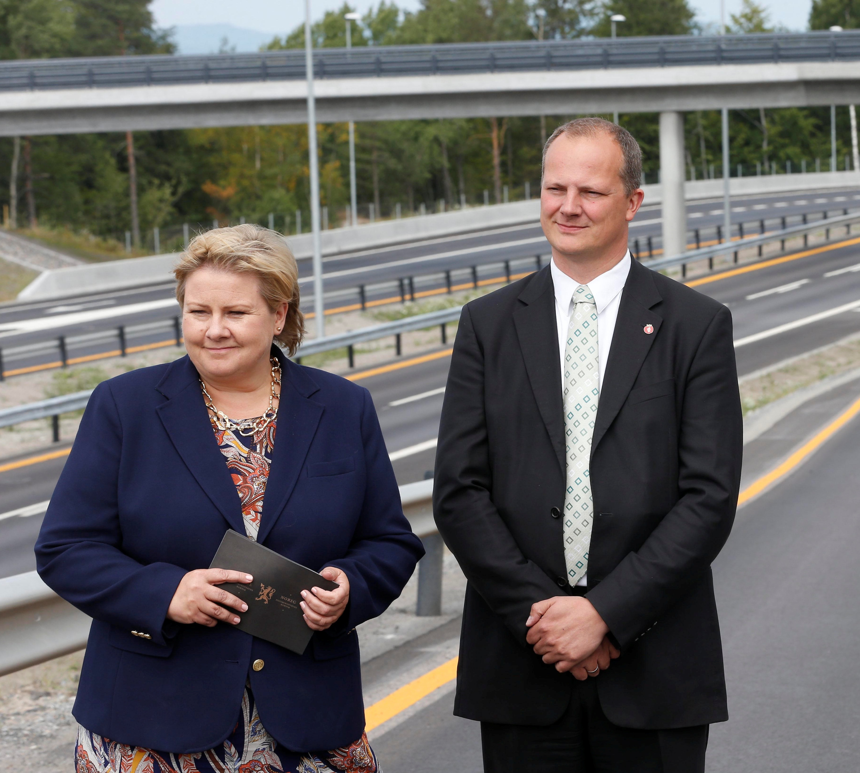 ØDELEGGER: Regjeringen, her ved statsminister Erna Solberg og samferdselsminister Ketil Solvik-Olsen, ødelegger verdifull natur ved sin veiutbygging, mener Naturvernforbundet.