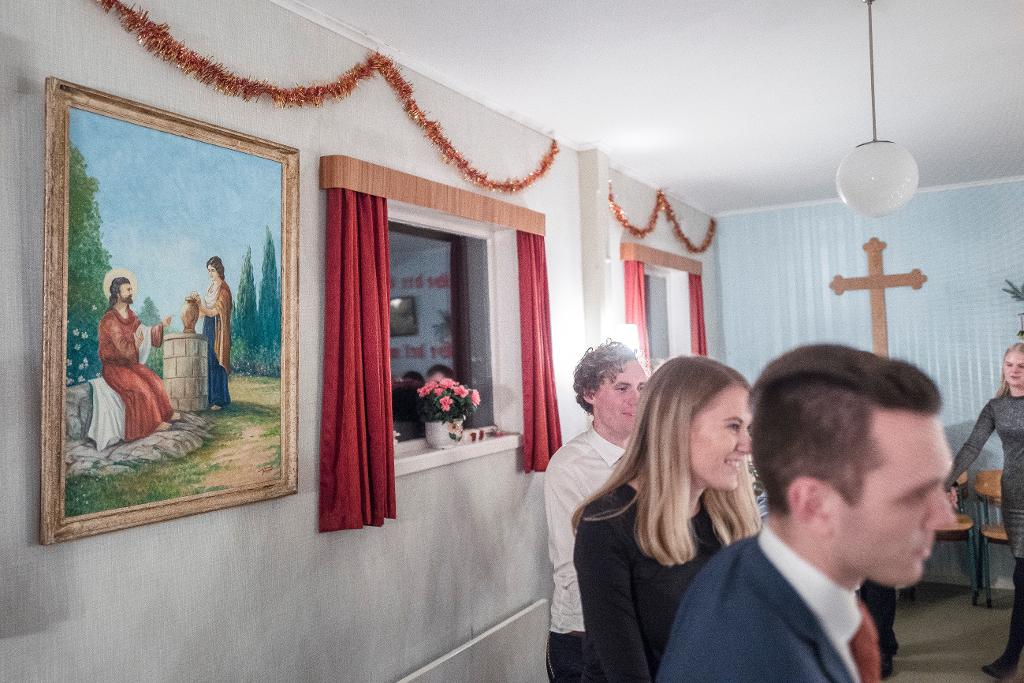 Haugalandet bedehusmuseum er pyntet til juletrefest. På sideveggen henger Jesus og kvinnen ved brønnen. Motivene i bedehuskunsten er nesten uten unntak hentet fra mest sentrale fortellingene i Det nye testamentet.