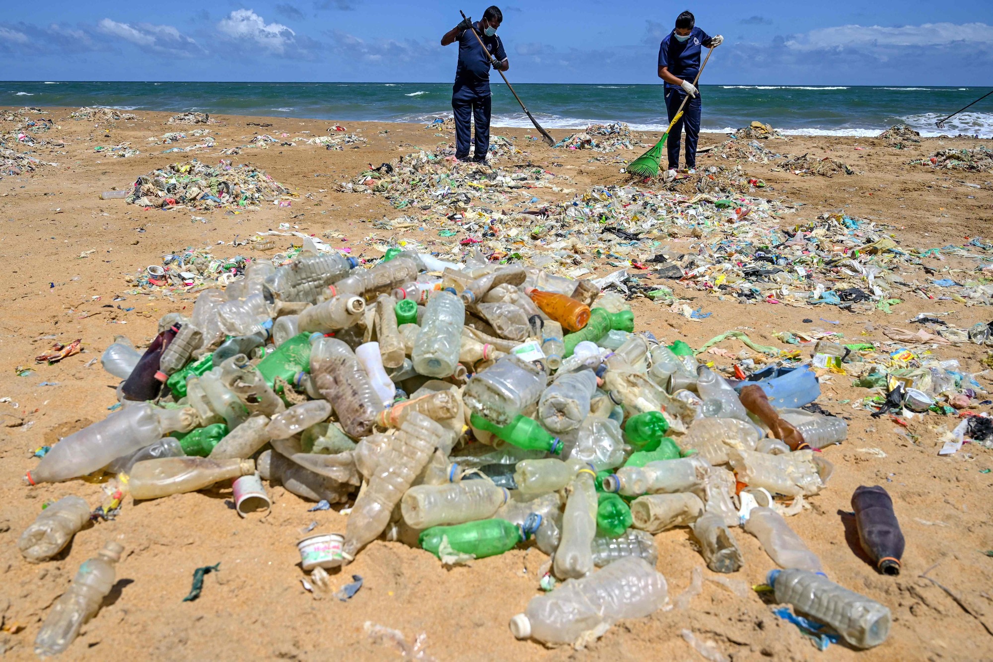 Plastforsøpling er blitt et enormt problem som verdens land nå har bestemt seg for å ta tak i gjennom en global rettslig bindende avtale. Her fra en strand i Sri Lanka i 2020.